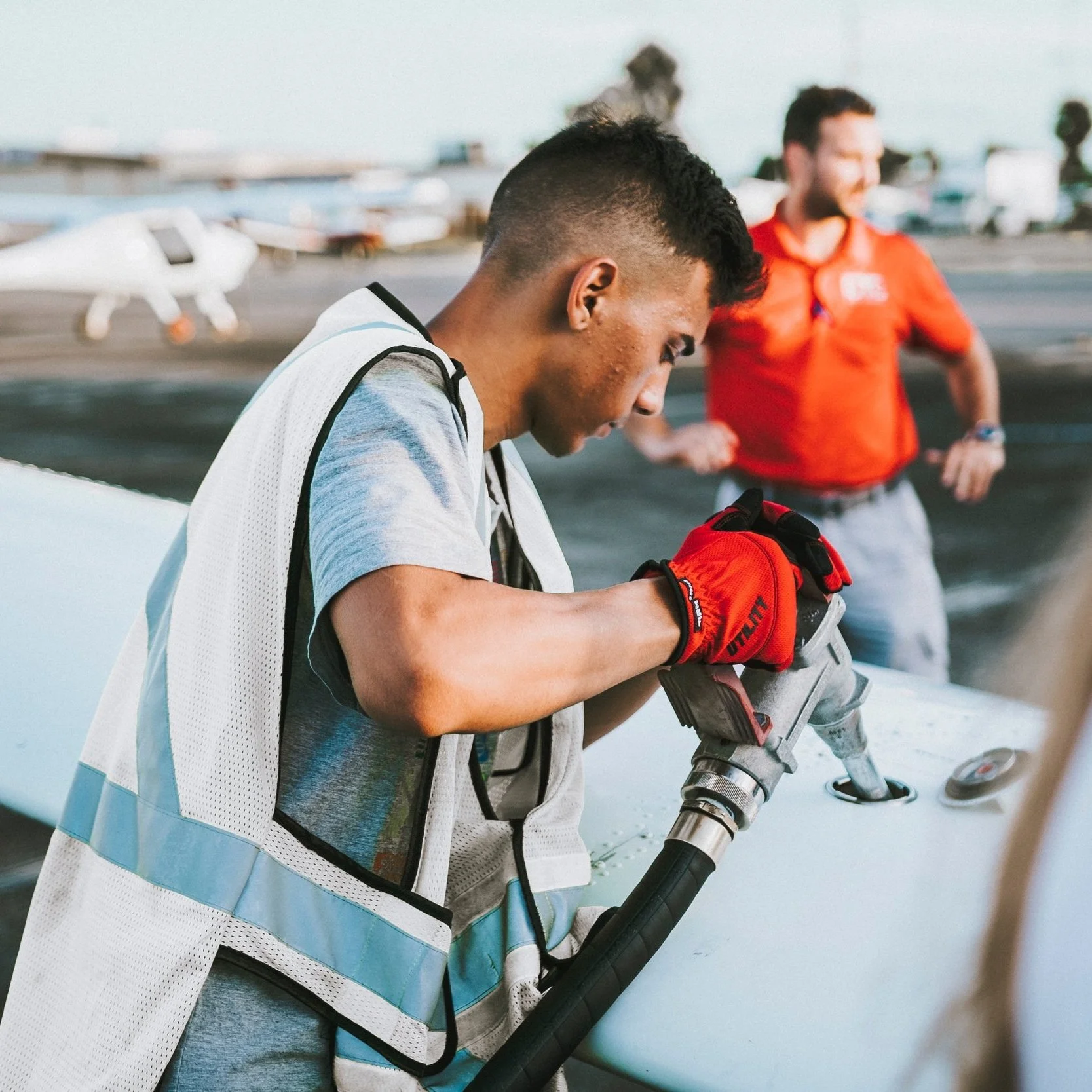 A recente queda no preço dos combustíveis pode aumentar a demanda por voos?