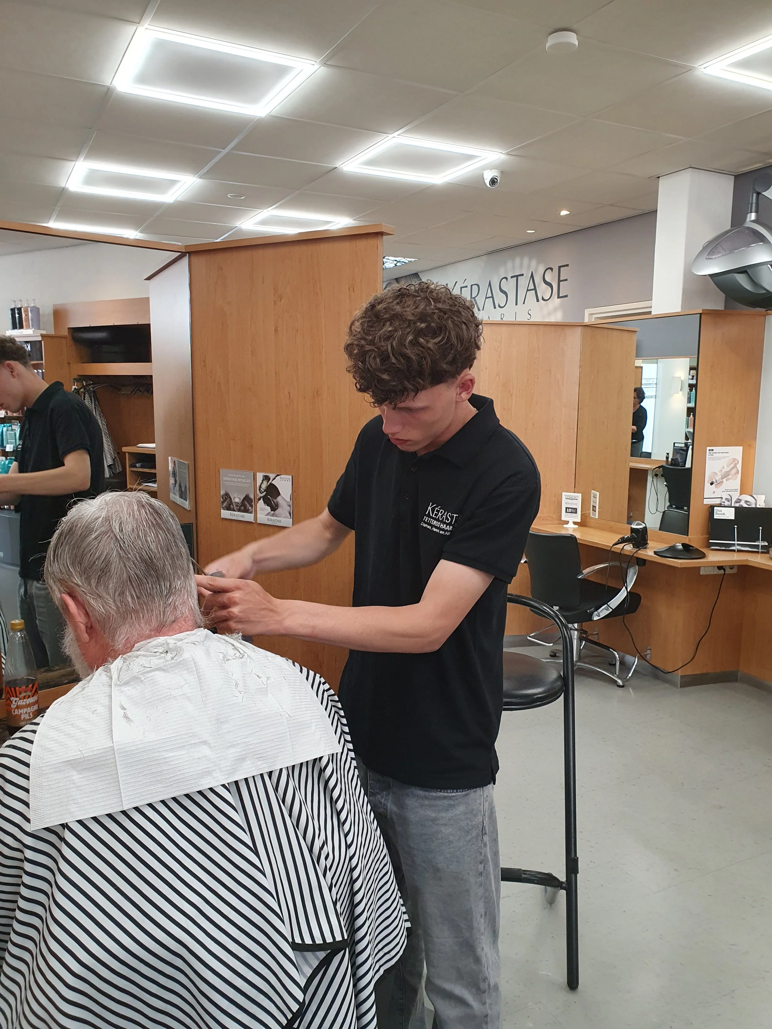 Barbier-Herenkapper Luuk aan het werk