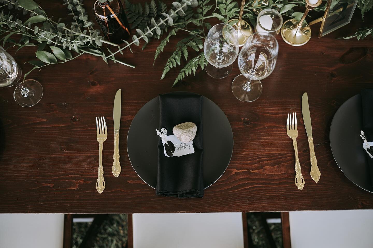 Love me a good table setting 🤩

So simple but so stunning! Black, gold, white, and green&hellip; a timeless dream 😍

Table stationary and signs made by me! All items pictured are available to rent (except the gold cutlery!)

Florals done by me and 