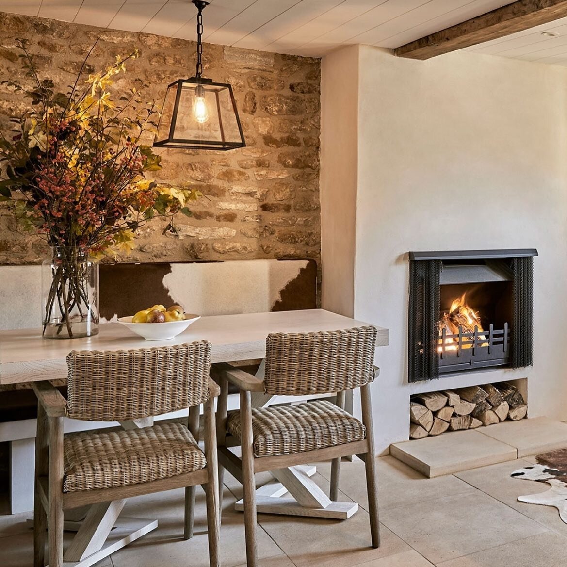 Beautiful and so cosy @thewildrabbitkingham 
.
.
.
#country #cotswolds #hotels #inspo #countryinteriors #cotswoldhome #design #designer #interiors #interior #style #interiorstyling #countryliving