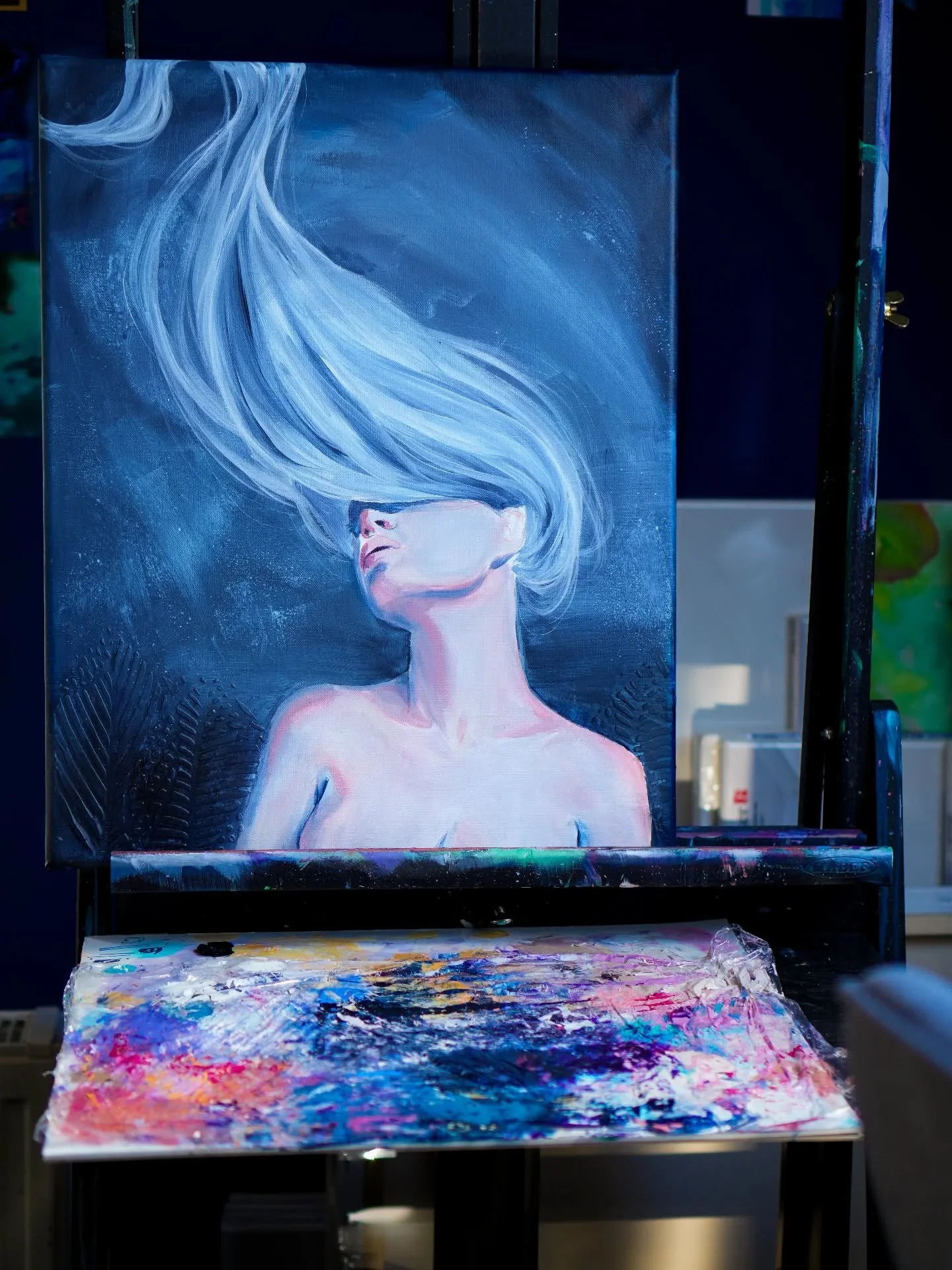 Das ist heute innerhalb von etwa 2Std entstanden. Braucht noch etwas mehr Arbeit aber bin ganz zufrieden soweit. Diese und &auml;hnliche Skizzen, habe ich schon vor ein paar Jahren gemacht.
Ich liebe diese nach oben fliegende Haare und die verdeckten