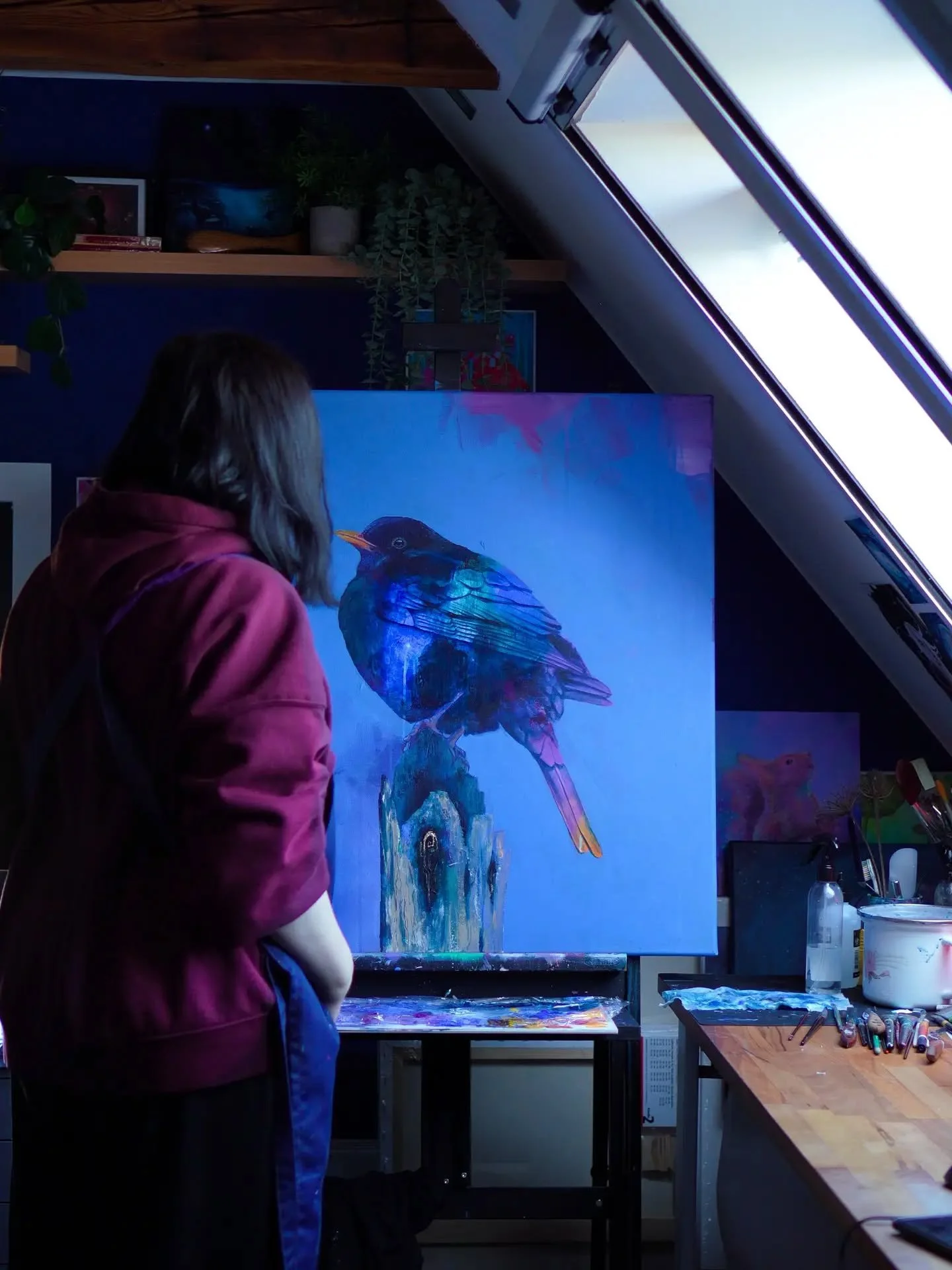 ​Bei diesem Amsel Gem&auml;lde, habe ich diesmal eine etwas andere Technik probiert und konnte viel dabei lernen. Ein Reel zum Malprozess folgt bald. 

​Auf 80x80cm kombiniere ich hier realistische Malerei mit abstrakten Elementen, mit farbenfrohen A