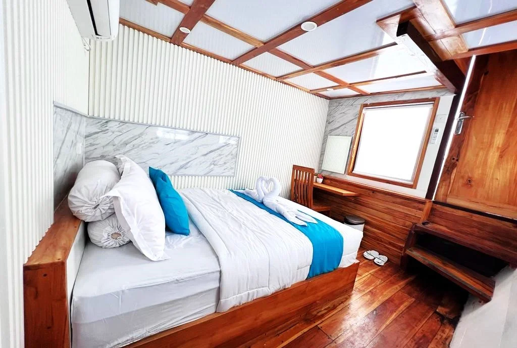 Premium Lombok to Komodo sailing master cabin with private jacuzzi and sea view onboard phinisi liveaboard