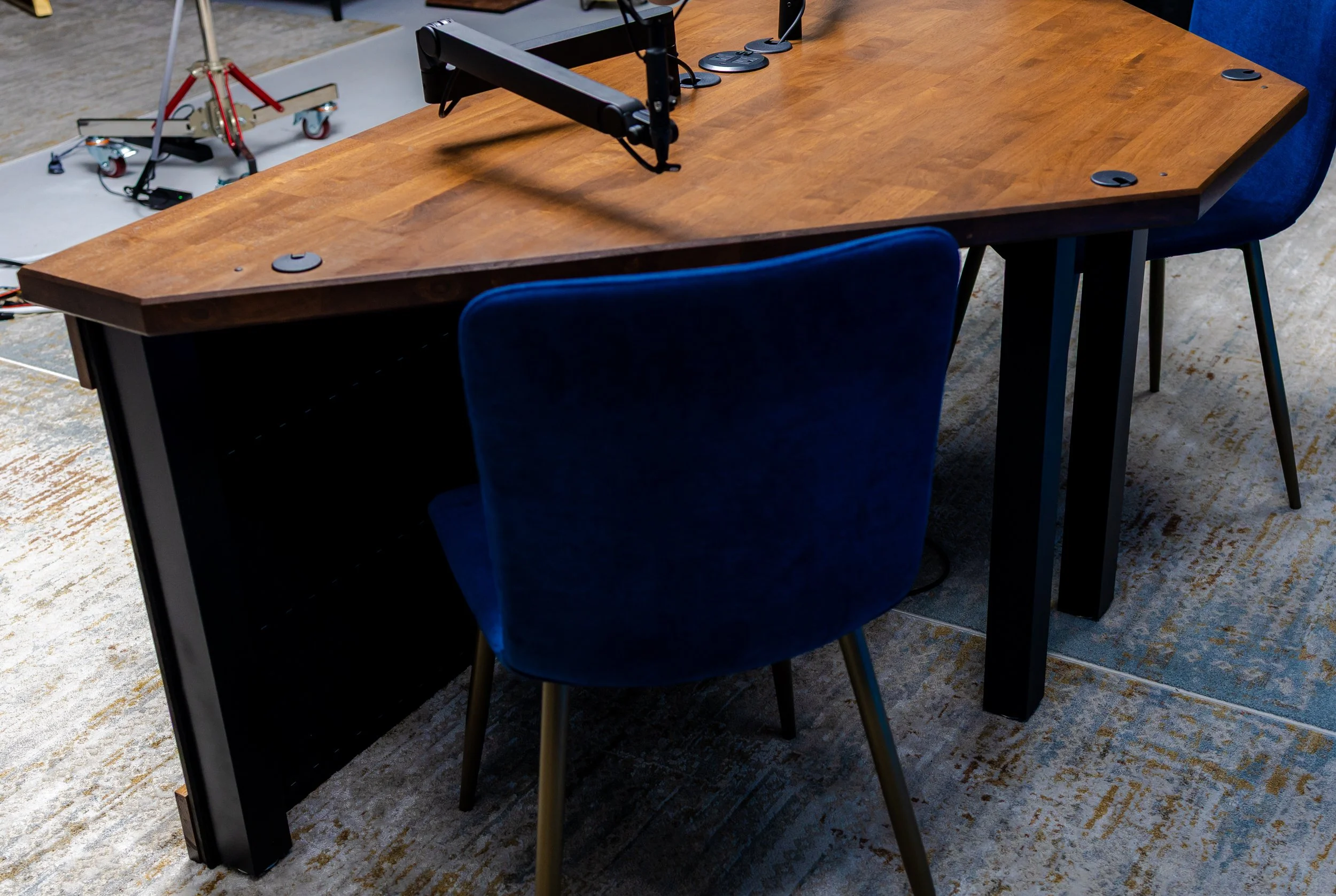 PodDeskDuo-1.jpg