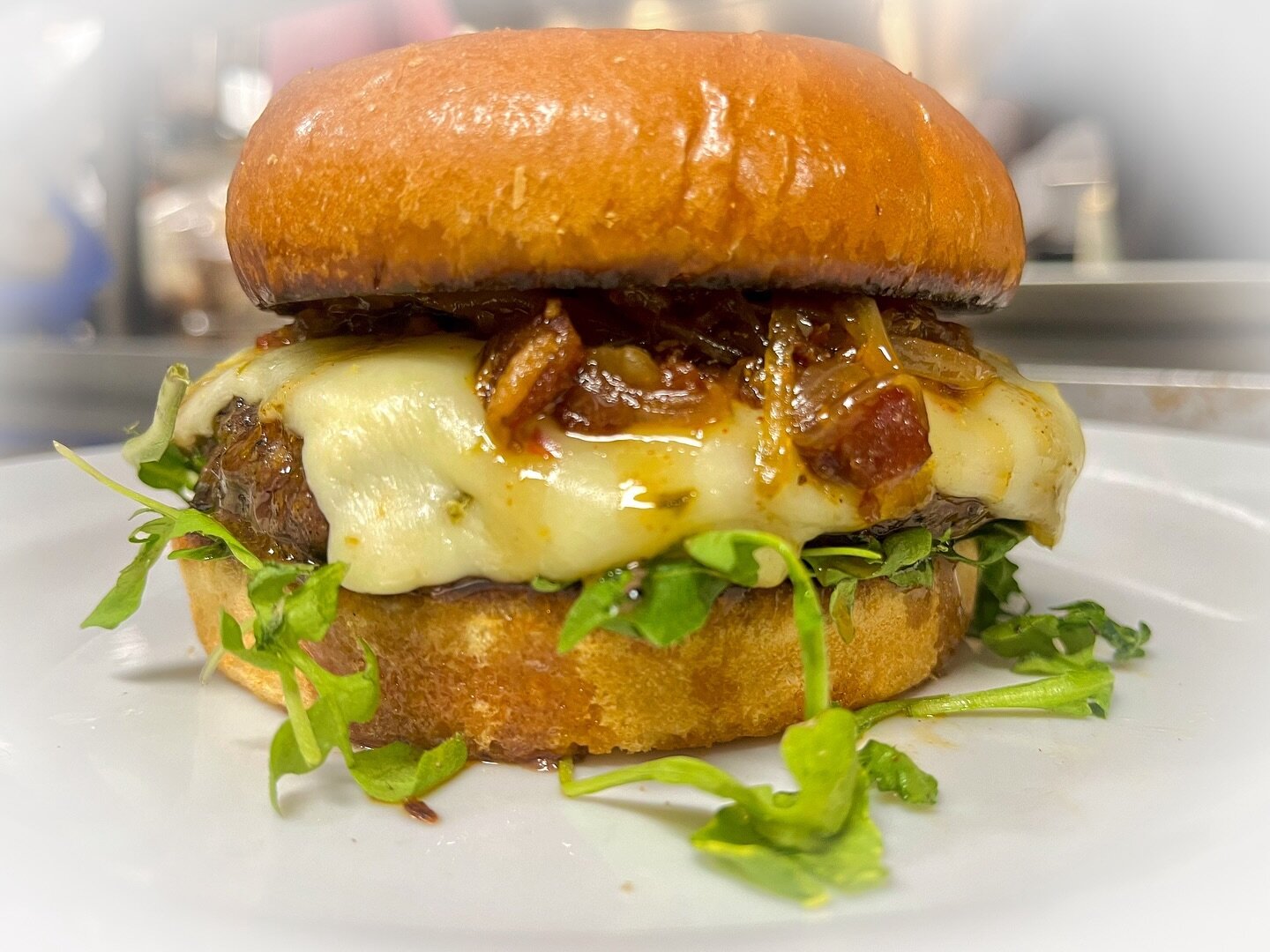 .
&bull;&bull;BACON JAM BURGER 🥓🍇🍔

&bull;&bull;8oz Patty with Arugula, pepper jack cheese, and Bacon onion jam. Served with your choice of a side!! This is our burger special all weekend! 

#burgeroftheweek #pawleysisland #baconjam #quigleyspinta