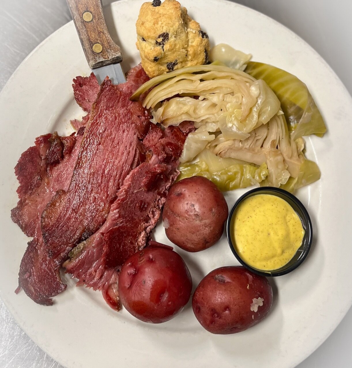 .
🍀 HAPPY ST. PATRICKS DAY 🍀

&mdash;we will be serving Corned Beef &amp; Cabbage specials all day! Lunch and dinner, dine in or take out!! Served with roasted New potatoes and Irish soda Bread. 

#stpatricksday #cornedbeefandcabbage #cornedbeef #q