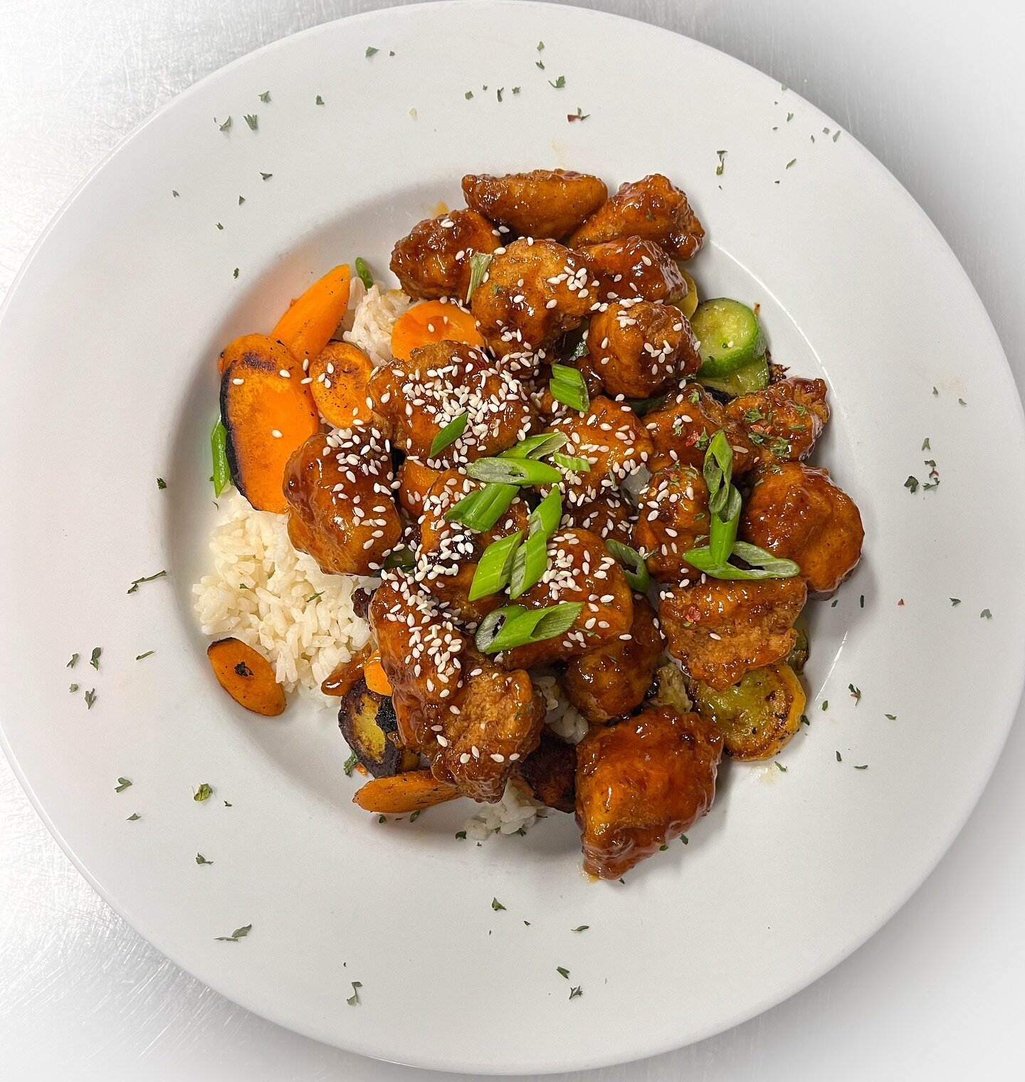 .
Already thinking about lunch ???
✨ We have General Tso Chicken Bowls all week!
&bull;&bull;&bull;fried chicken tossed in a hoisin soy sauce, topped with green onions and sesame seeds, laid on top of a bed of white rice and served with mixed vegetab