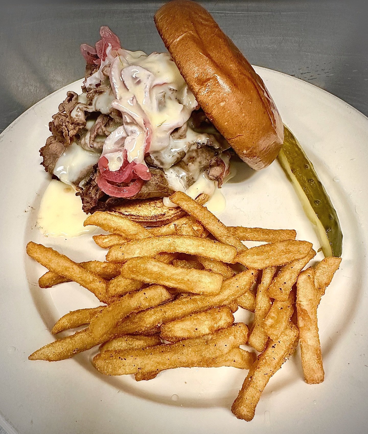 &bull;
⚡️LUNCH SPECIAL ⚡️
&mdash;Roast Beef &amp; Queso Sandwich- Piled High Roast Beef w/ pickled red onions and Queso Cheese. Served on a Brioche Bun w/ Choice of a side! Available all week 😊

#lunchspecial #queso #roastbeef #quigleys #quigleyspin