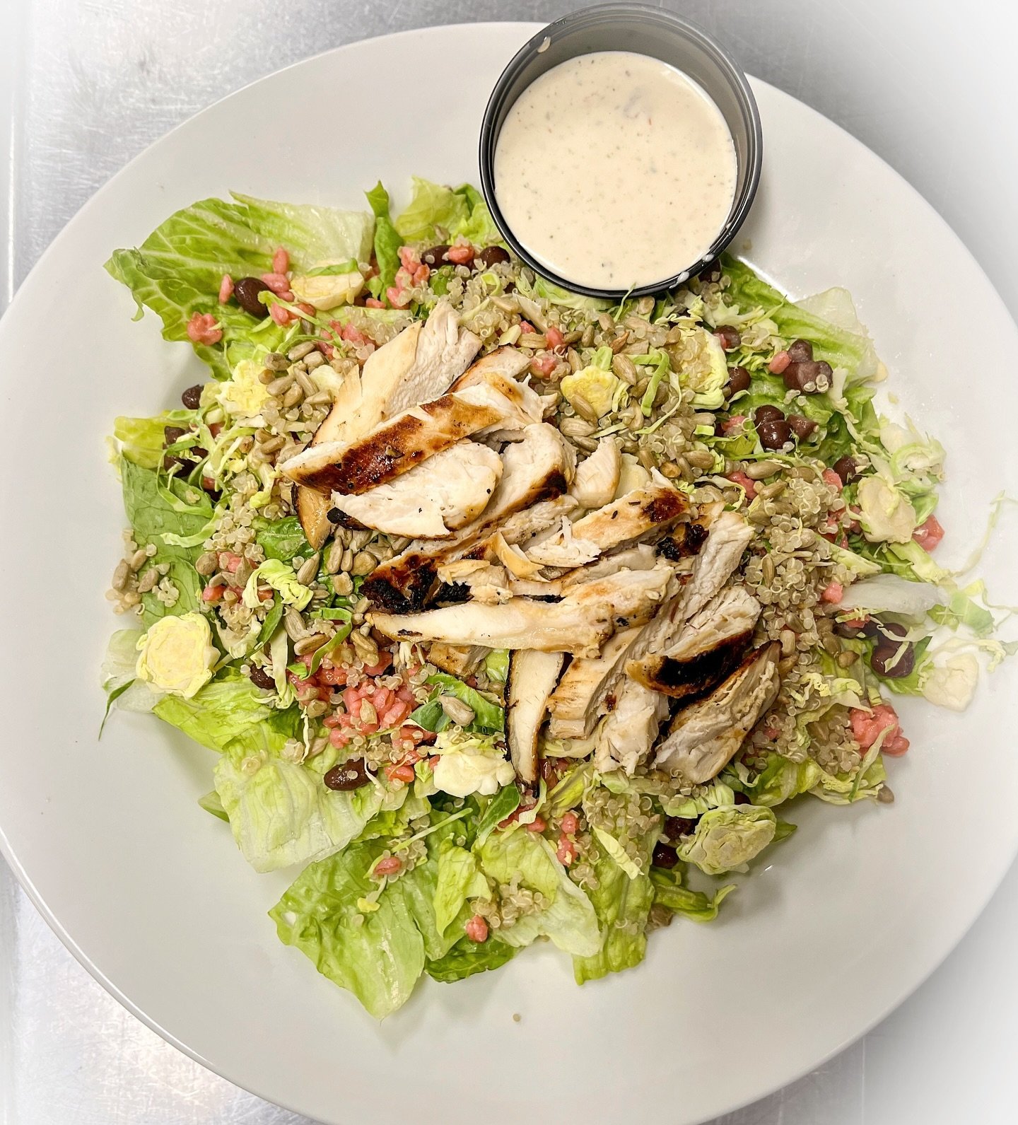 .
🥗 SALAD SPECIAL 🥗
&mdash;Romaine lettuce, hibiscus farro, quinoa, black beans, shaved Brussels, toasted sunflower seeds, and topped with grilled chicken. Served with a side of chipotle Feta Ranch. 😍😍

#saladspecial #quinoa #pawleysisland #quigl