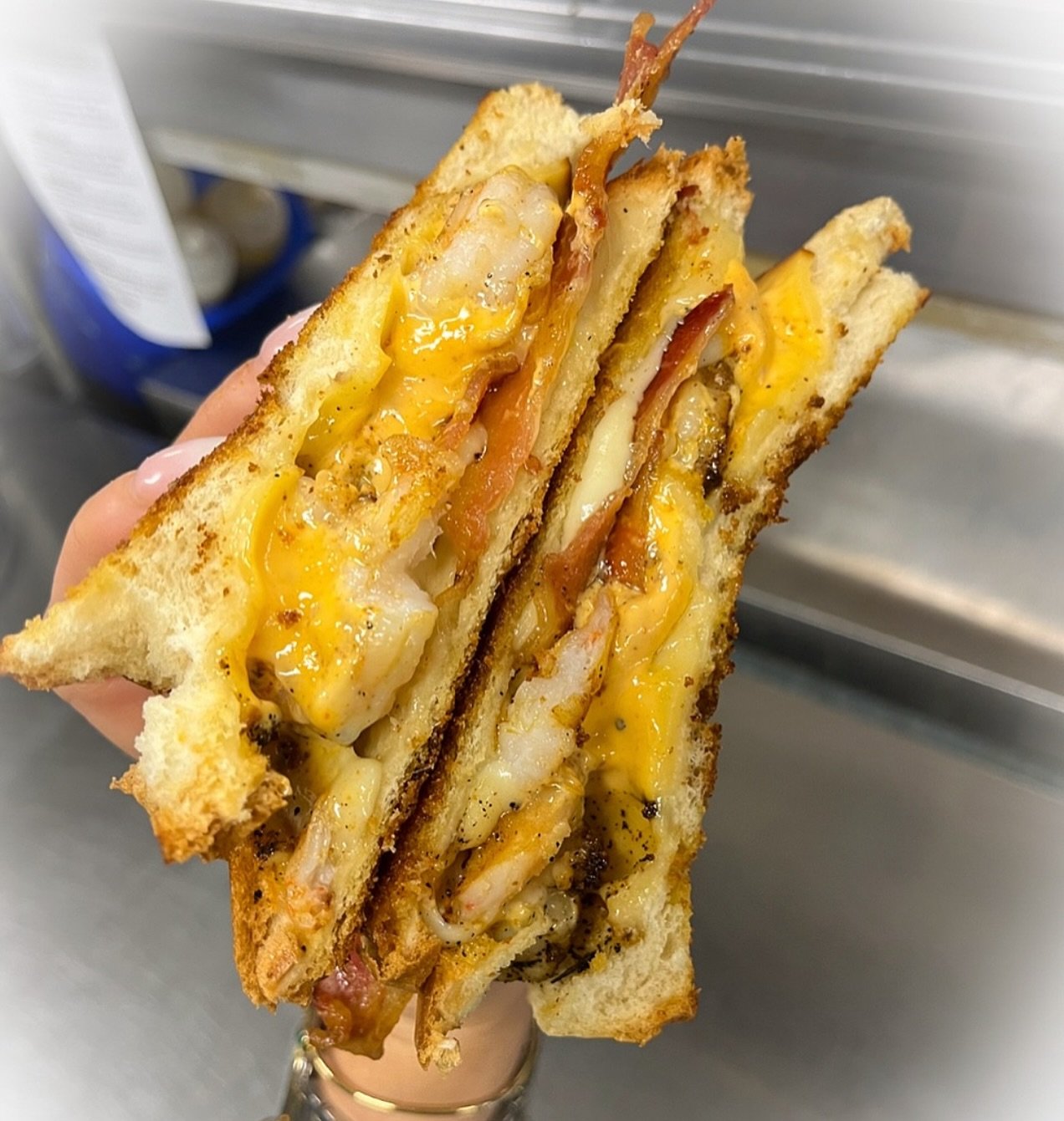 .
🌟𝑳𝒖𝒏𝒄𝒉 𝑺𝒑𝒆𝒄𝒊𝒂𝒍🌟

🍤🧀SHRIMP GRILLED CHEESE
&mdash;garlic Texas toast with Gouda cheese, Monterey Jack cheese, tomato, bacon, red curry aioli, and blackened shrimp. Served with your choice of a side 😊😊

#lunchspecial #shrimpgrilledch