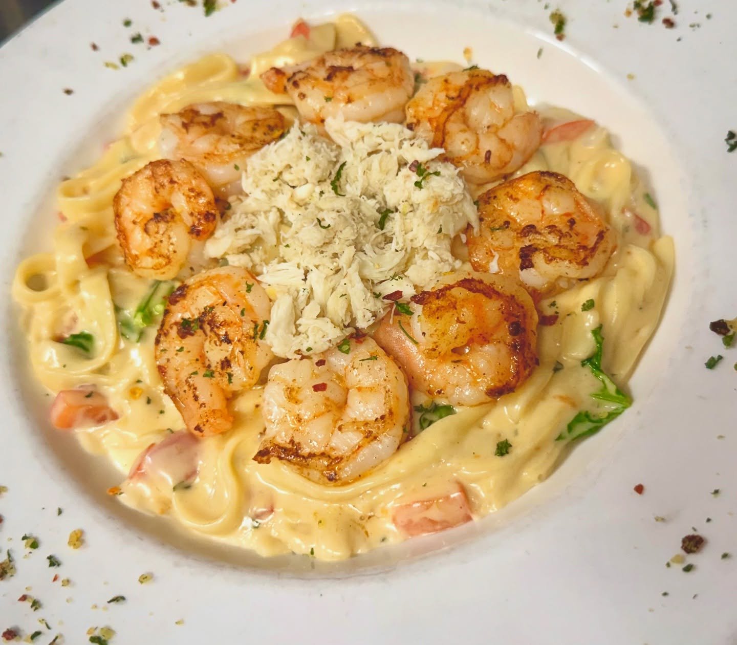 🍤 🦀 ᑕᖇEᗩᗰY GᗩᖇᒪIᑕ ᑕᖇᗩᗷ &amp; ᔕᕼᖇIᗰᑭ ᗩᒪᖴᖇEᗪO 

𝓓𝓲𝓷𝓷𝓮𝓻 𝓢𝓹𝓮𝓬𝓲𝓪𝓵&bull;&bull; Grilled Shrimp and Lump Crab Meat over Fettucine Pasta tossed in a Shrimp Cream Sauce w/ Spinach and Onions.

#crabandshrimp #alfredo #dinnerspecial #quigleyspint