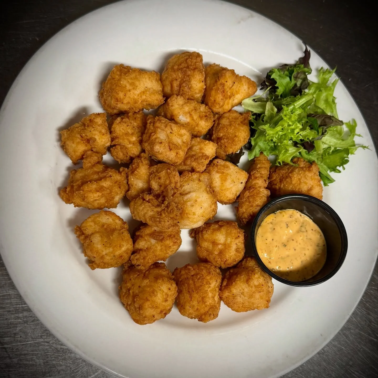 &bull;𝓐𝓹𝓹𝓮𝓽𝓲𝔃𝓮𝓻 𝓢𝓹𝓮𝓬𝓲𝓪𝓵 &bull;
Catch of the day, but make it bite-sized 👌🐠 Fried Grouper Bites served with Cajun Remoulade Dipping sauce 🤤🤤

#grouperbites #appetizerspecial #quigleys #pawleysisland #quigleyspintandplate