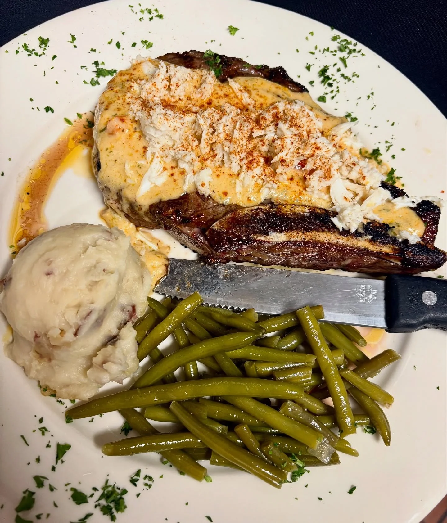 ✨ STEAK SPECIAL ✨
&bull;&bull;12oz Ribeye w/ Jumbo Lump Crab meat &amp; Shrimp Cream Sauce- served with Garlic Mashed Potatoes and Green Beans
Seasonal 🤤🤤 available all weekend!!

#steakspecial #pawleysisland #quigleys #ribeye #quigleyspintandplate