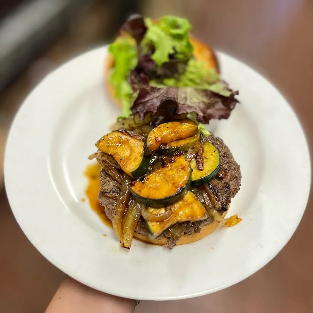 &bull;&bull;ᕼIᗷᗩᑕᕼI ᗷᑌᖇGEᖇ&bull;&bull; (burger of the week) 🍴 8oz patty topped with teriyaki marinated onions and zucchini with spring mix and yum yum sauce. Served on a brioche bun with your choice of a side! 

#hibachiburger #burgeroftheweek #hiba