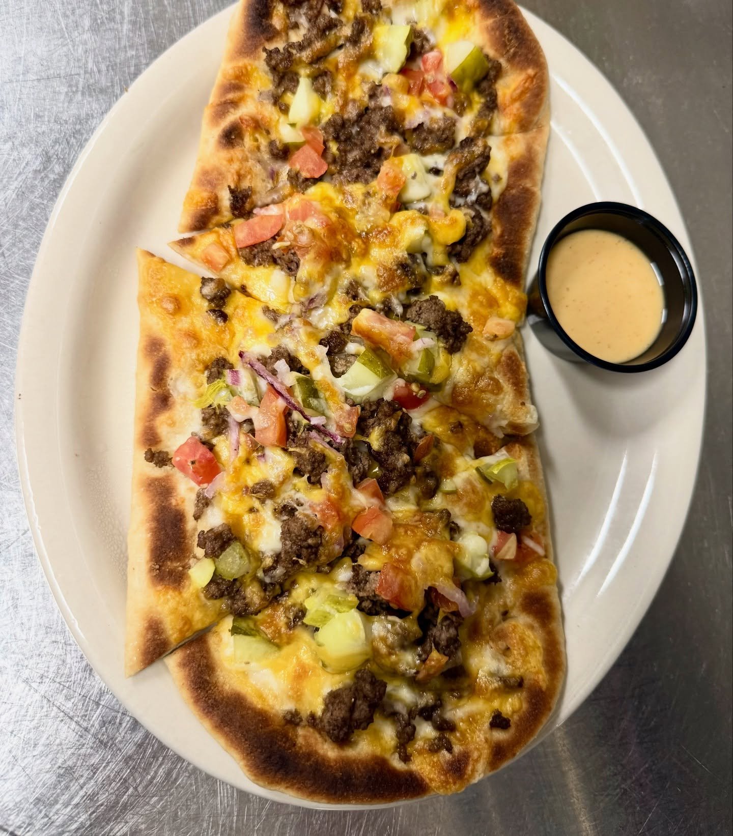 🍔 LOADED CHEESEBURGER FLATBREAD 🍔
&mdash;with melted mozzarella &amp; cheddar cheese, seasoned ground beef, red onion, tomatoes, and dill pickles. Served with homemade burger sauce on the side! **app special available all week**

#flatbread #cheese
