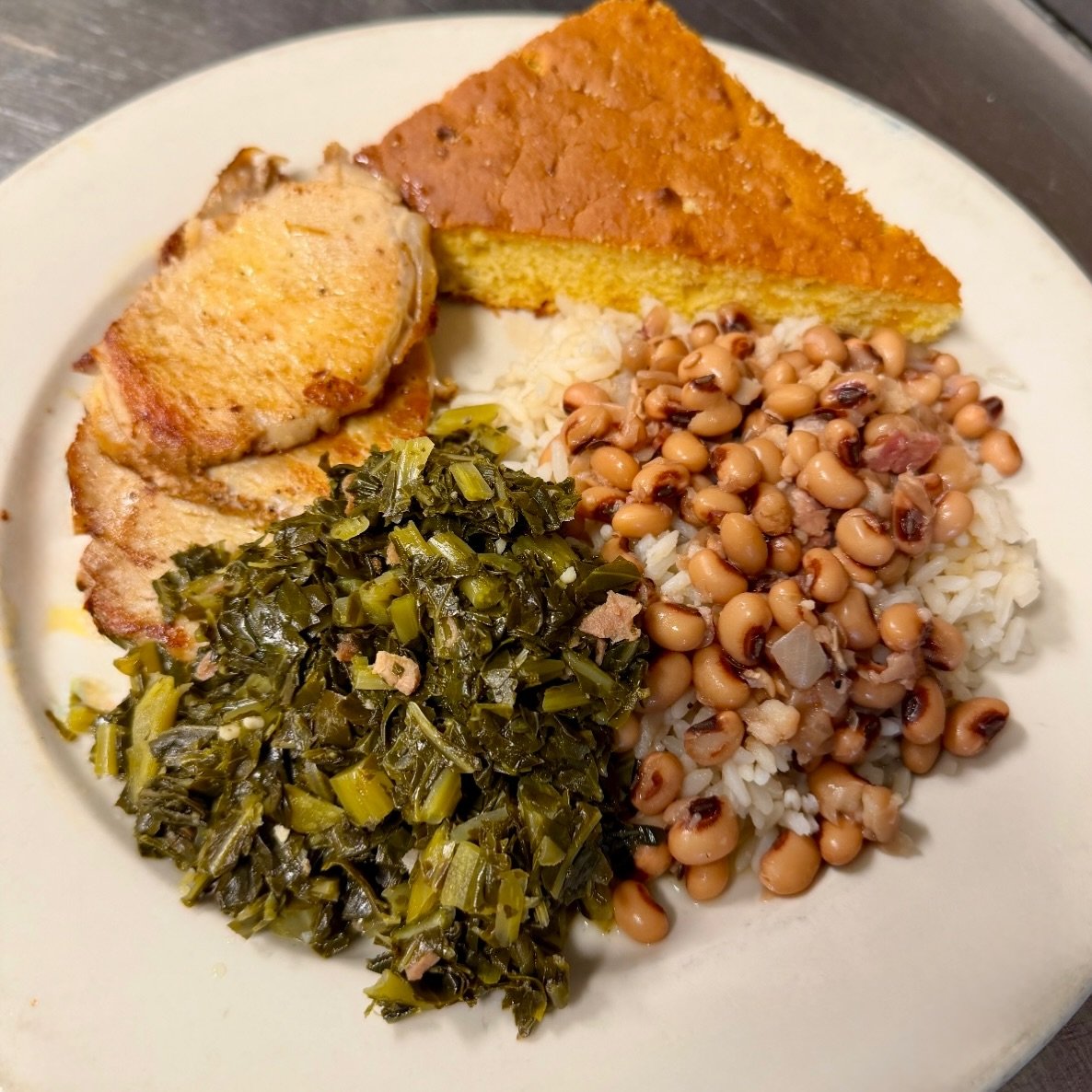 ✨ HAPPY NEW YEAR ✨

&mdash;We will be serving up your traditional New Years feast for lunch and dinner, dine in or take out 😊

📸: Pork Loin, hoppin&rsquo; John, beer braised collard greens, and cornbread. 

#quigleyspintandplate #newyears #hoppinjo