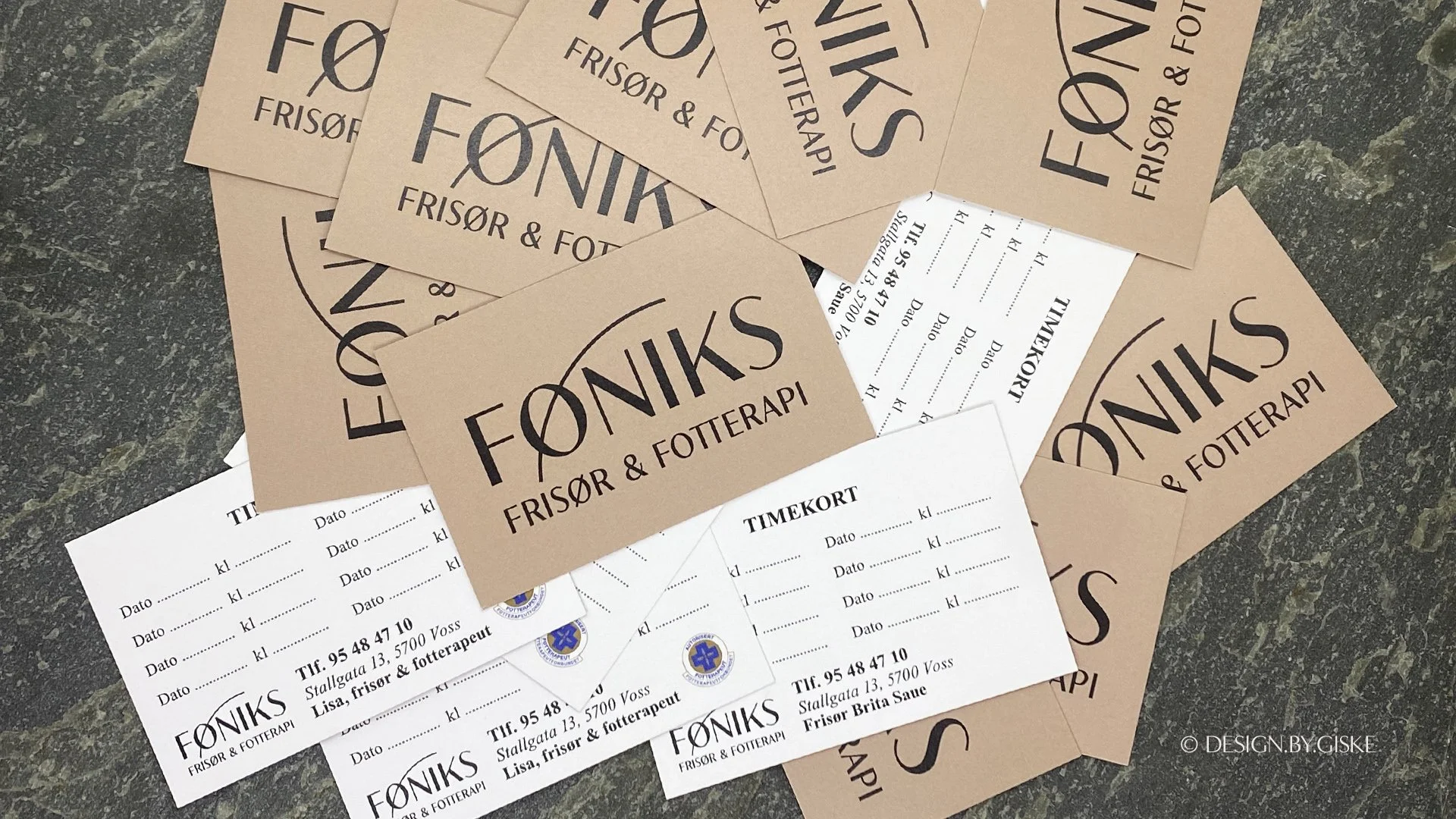 Logo - visuell identitet - trykksaker - profilering - timekort - visittkort // FØNIKS frisør & fotterapi, Voss // © Design by Giske - januar 2026