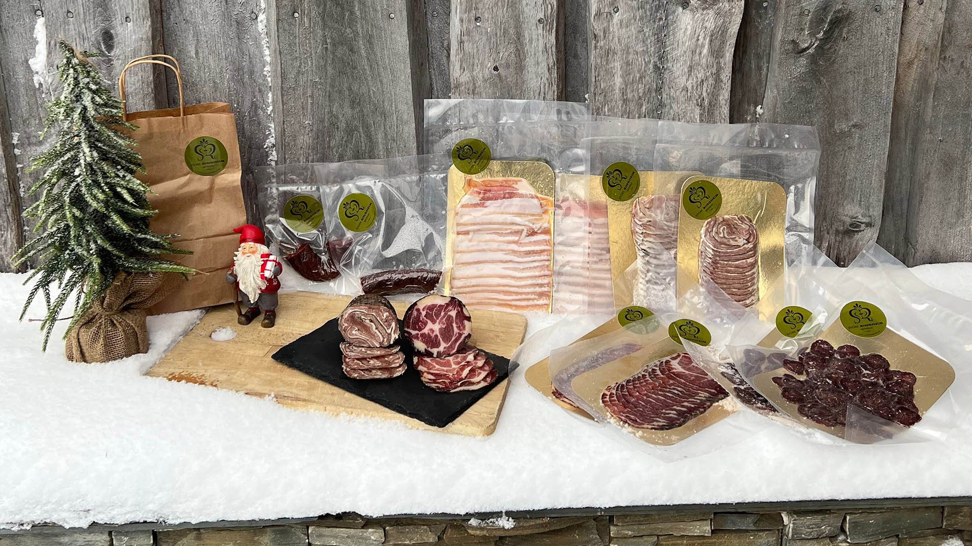 Klistremerker - trykksaker - foto - gårdsbutikk - nettbutikk - gårdsbutikk - gardsmat - markedsføring - Identitet - merkevarebygging - branding  // Store Ringheim Gardsmat, Voss // © Design by Giske