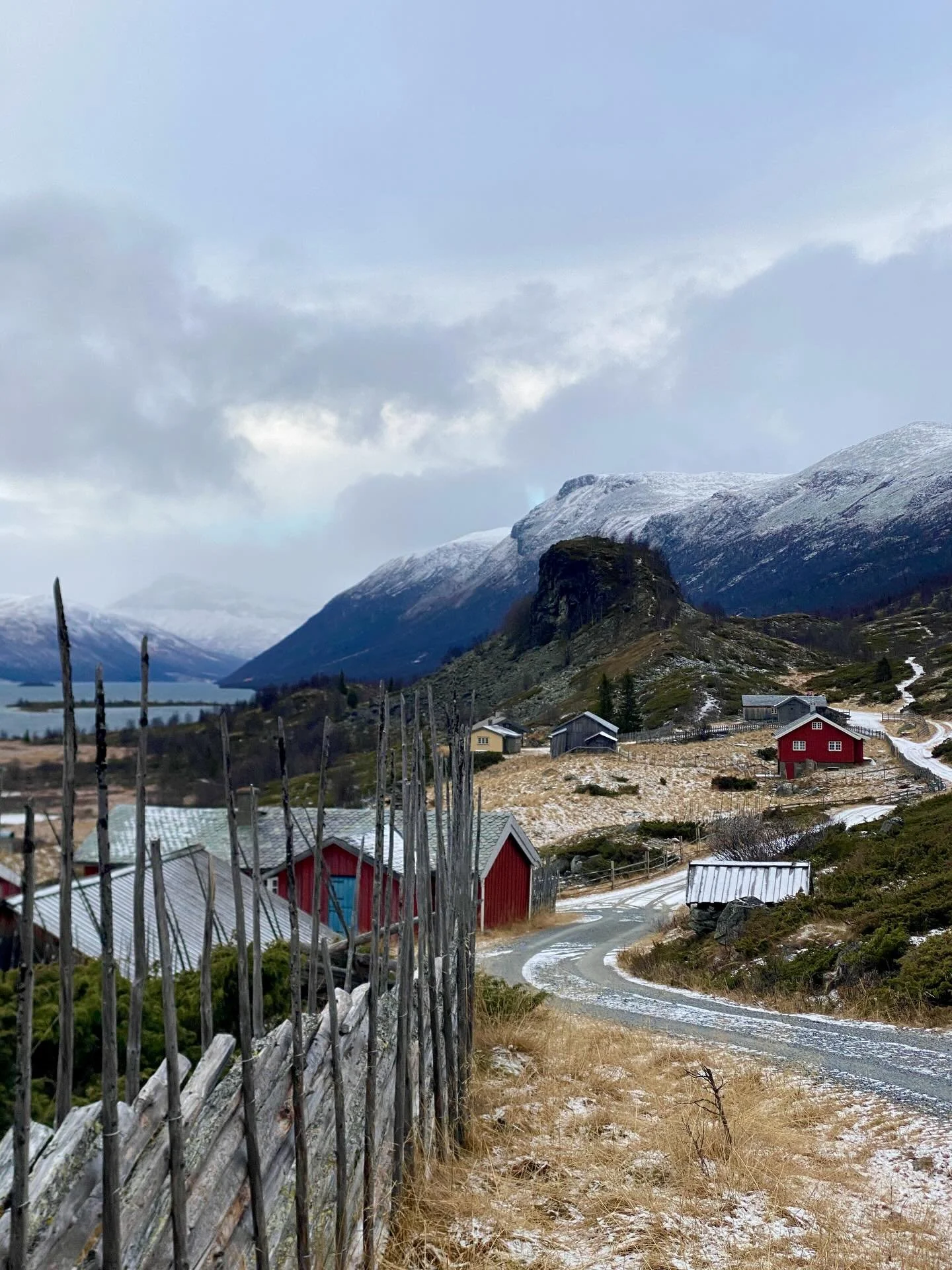 S t r &oslash; 🍂 
Ein fin tur til Str&oslash; i bl&aring;sten, - og ei siste hyttehelg f&oslash;r vinteren kjem for fullt ⛄️❄️

📍Str&oslash;, Valdres, 15.11.2025

#syndin #utp&aring;tur #hyttelivet