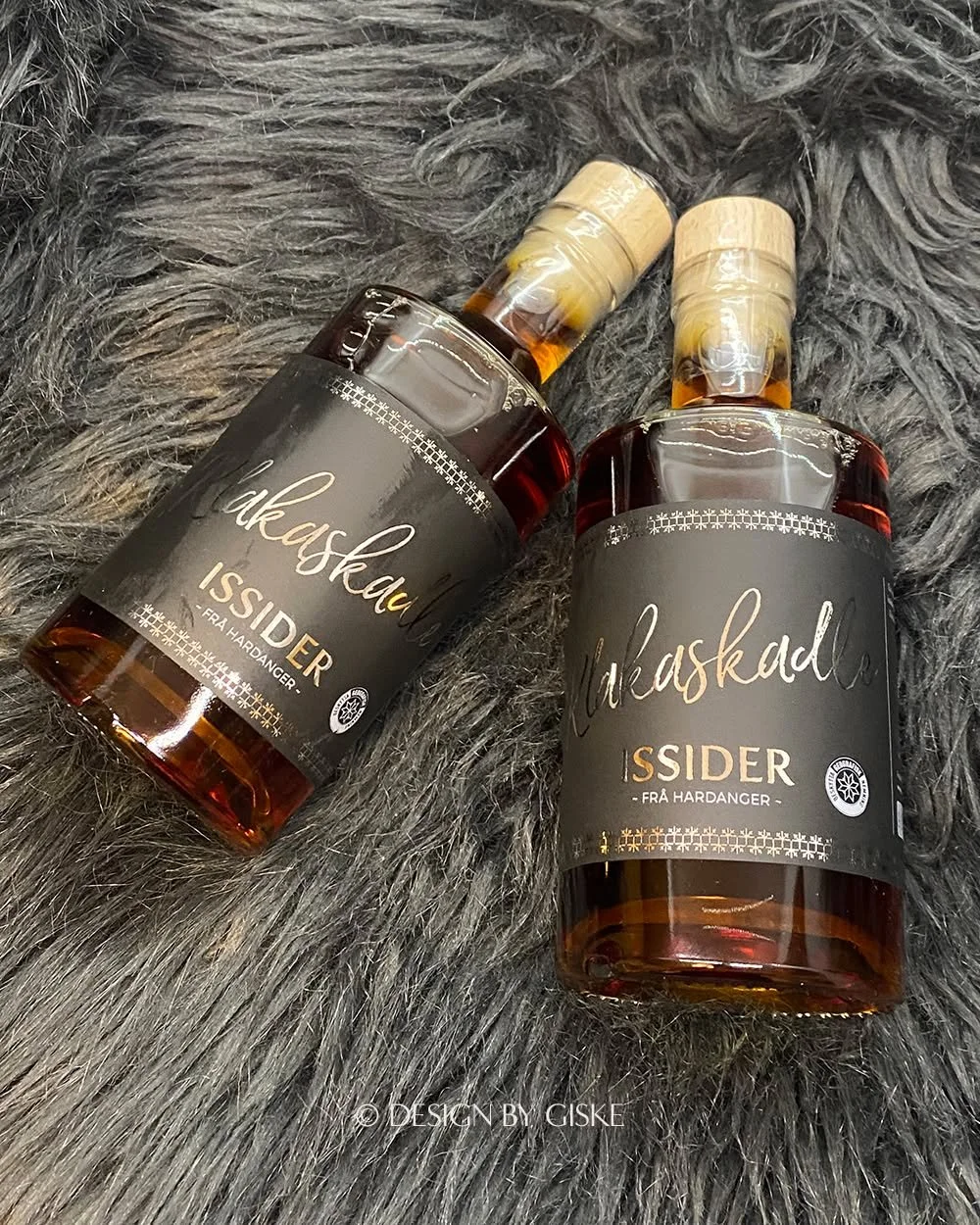 Ny smakfull isider fr&aring; Hardanger 🍎🥂 &bull; &aring;rgang 2025 &bull; 🍎

Siderfamilien til Li&eacute; Gard fekk eit nytt tilskot, d&aring; issideren "Klakaskadle" vart tappa p&aring; nette 35 cl flasker i desember 2025. Issideren er 