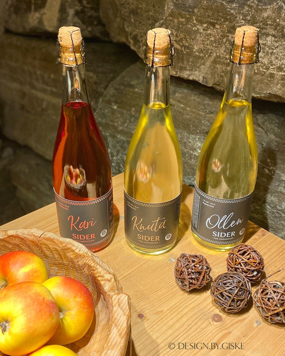 Smaksrik sider fr&aring; Hardanger 🍎🥂 
&bull; &aring;rgang 2025 &bull; 

Etikettar til dei 3 sidervariantane som Li&eacute; Gard har produsert vart levert seinhaustes. Kari, Ollen, Knuta, samt fleire friske og smakfulle eplemostar f&aring;r du kj&o