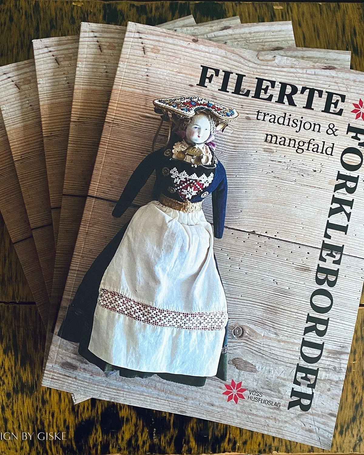 Foto &amp; design av bokomslag 📌 
N&aring;r plan A ikkje lot seg gjennomf&oslash;ra, ja d&aring; m&aring; ein improvisera litegranne og kjapt koma opp med ein oppdatert plan B... 

Slik var det d&aring; eg arbeidde med det flotte bokprosjektet til @