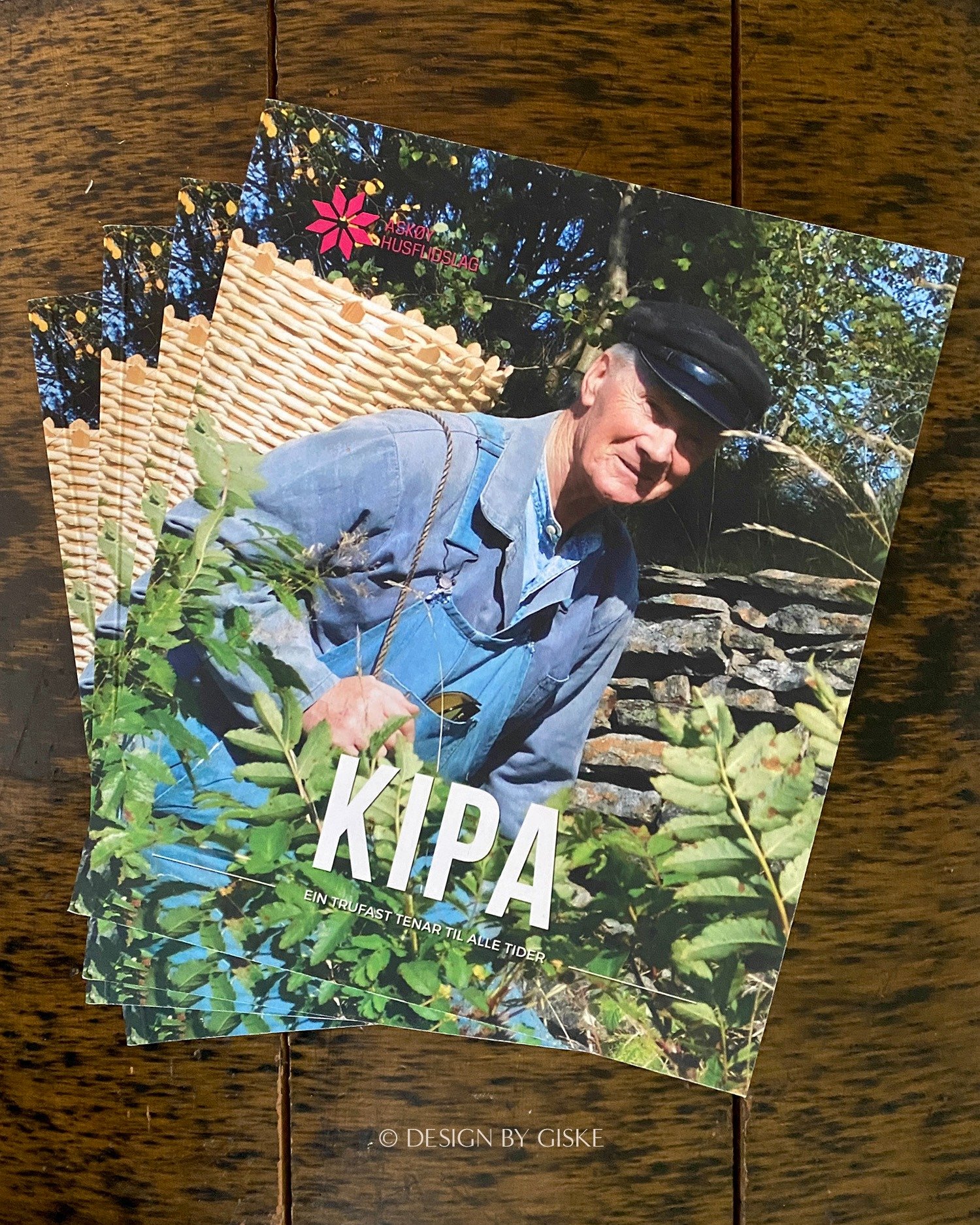 B o k d e s i g n 📌
"KIPA - ein trufast tener til alle tider" for Ask&oslash;y Husflidslag. Det starta med ein f&oslash;respurnad om &aring; setja saman eit hefte i samband med deira raudliste-prosjekt, - og enda med ei kombinert historie-