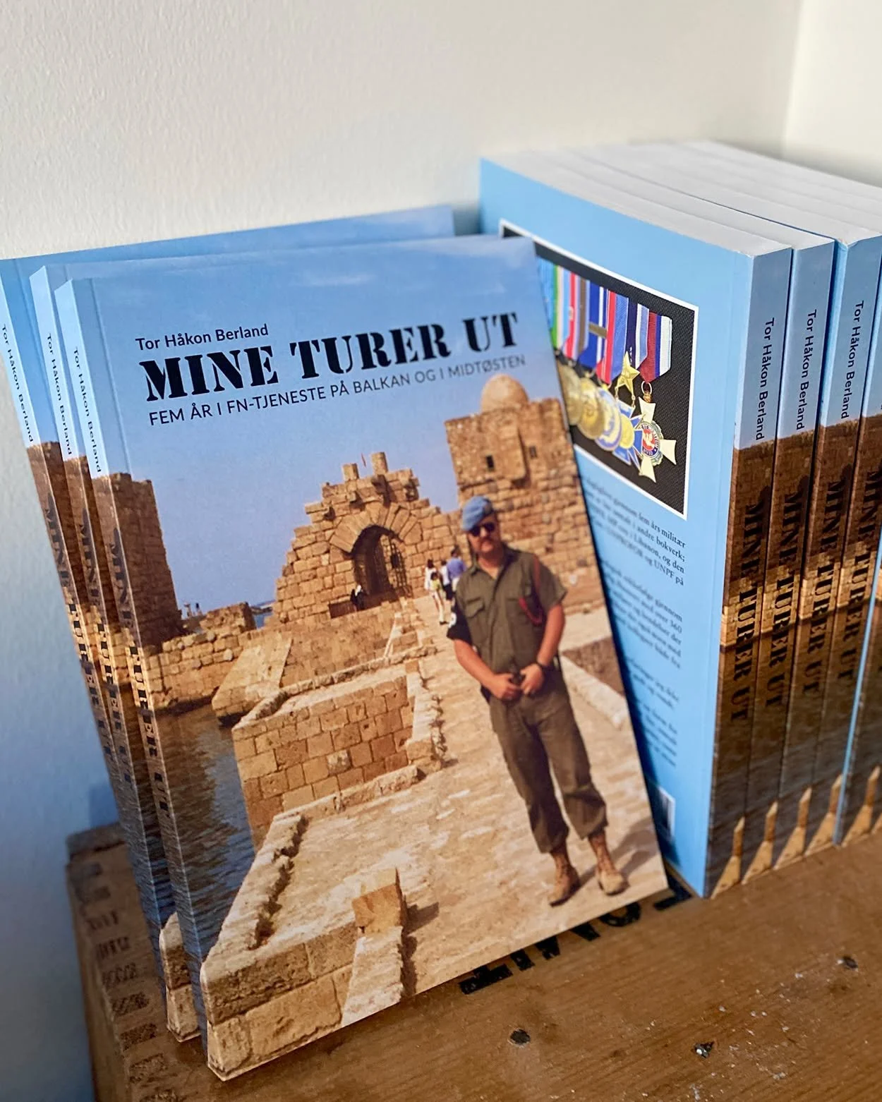 B o k d e s i g n 📌
Hausten 2025 hadde eg den gleda av &aring; sy saman boka "Mine turer ut - Fem &aring;r i FN-tjeneste p&aring; Balkan og Midt&oslash;sten", som er f&oslash;rt i pennen av min bror Tor H&aring;kon Berland. 

Boka er han s