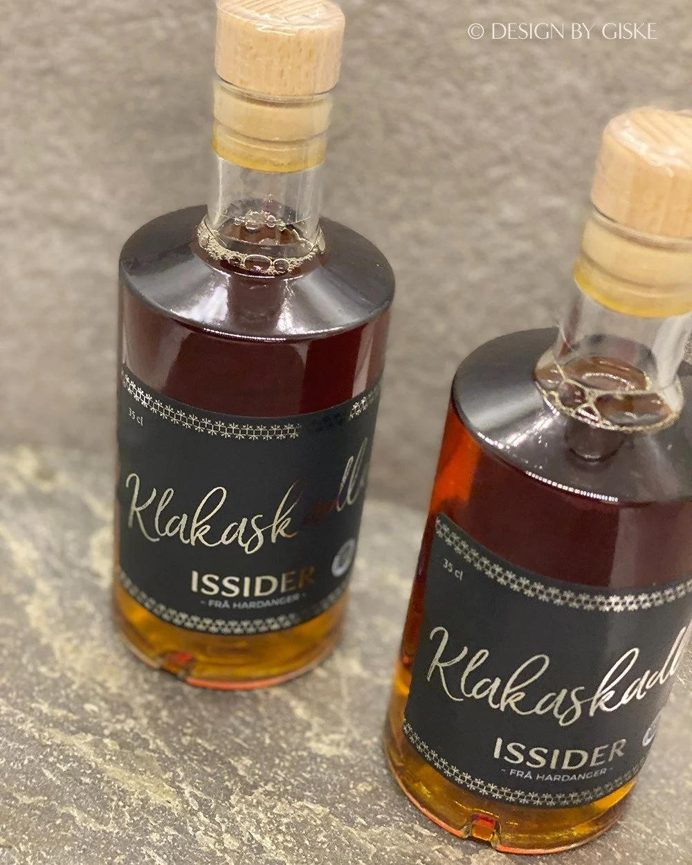 Nytt produkt, ny flaskevariant og ein heilt ny etikett 📌

Etikettkonseptet som eg har utvikla for Li&eacute; Gard p&aring; Lofthus - med sider, issider, eplesaft og honning har ein tydeleg raud tr&aring;d. Her handlar det ikkje berre om eit smakfull