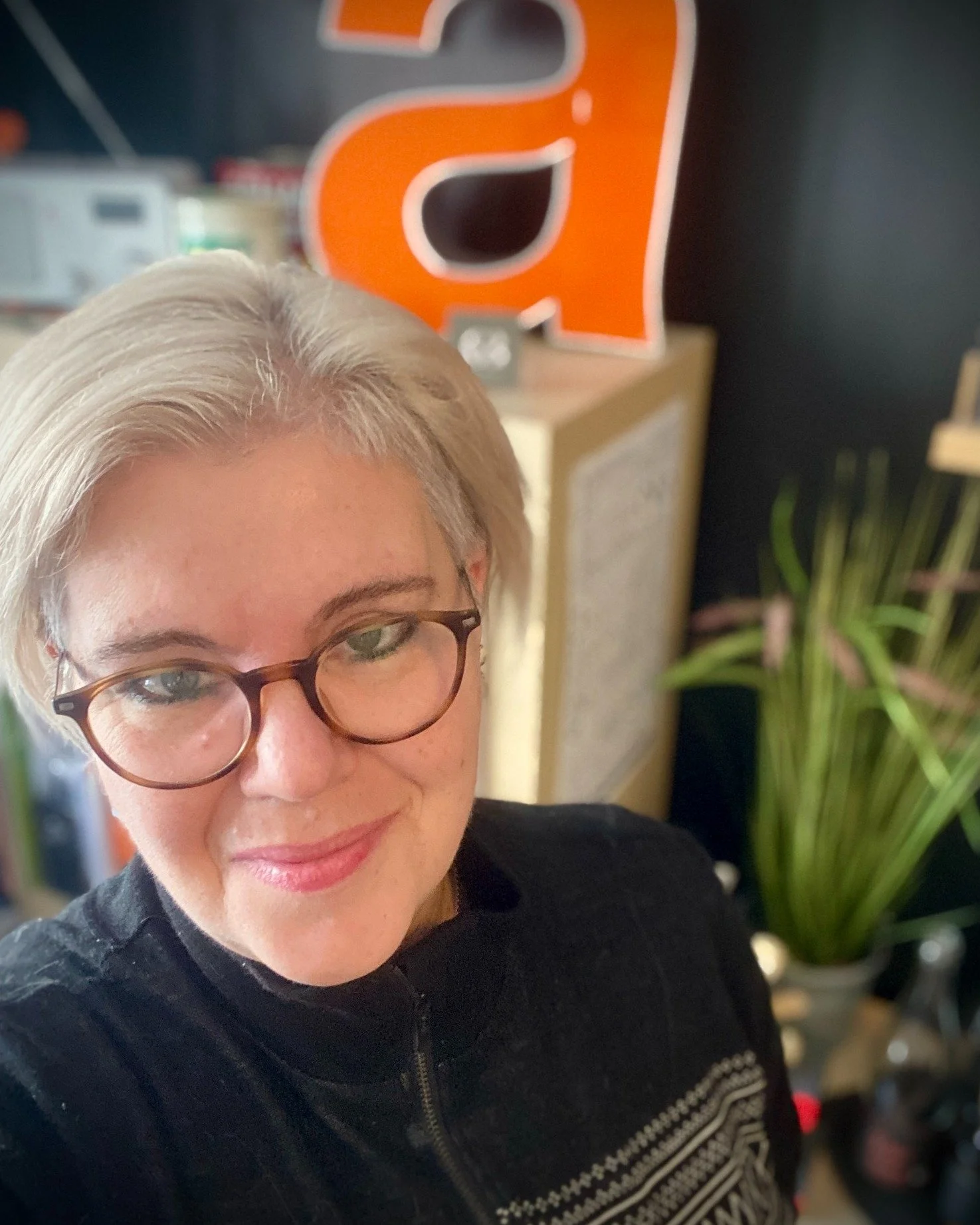 📌 Ein logo er IKKJE merkevara di.
📌 Logo er ein del av den VISUELLE IDENTITETEN til merkevara eller bedrifta di. 

Ein logo &aring;leine gjev deg ingen retning eller veiledning - og er med det lite verd. 

Men n&aring;r me startar med &aring; utvik