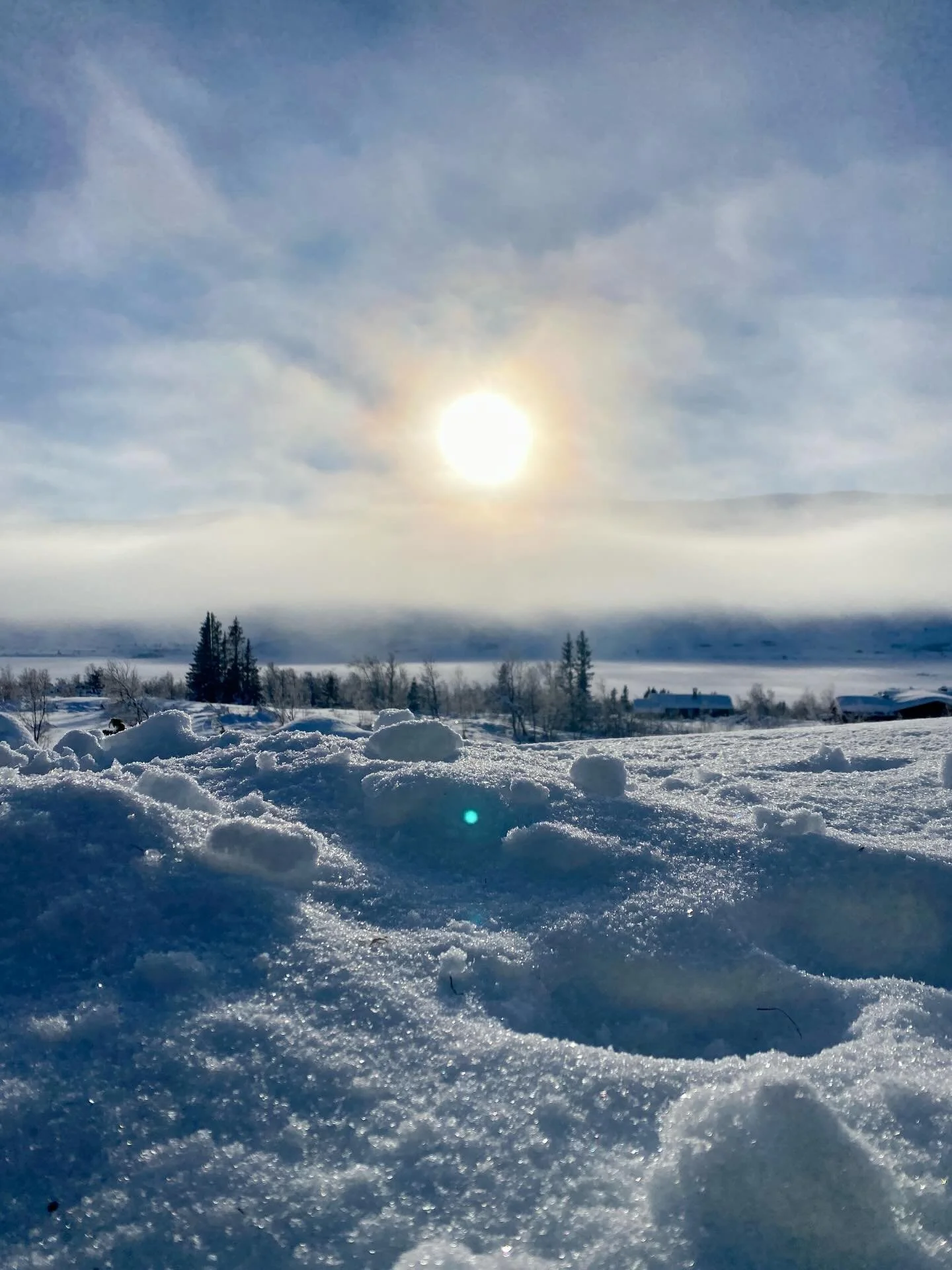 S y n d i n ❤️⛄️
Snjo. Sol. Kaldt. Flott. ❄️☀️

Endeleg tilbake p&aring; fjellet og hytta, etter eit stygt (og idiotisk 🫣) h&aring;ndleddsbrot i november. 

#detenklehytteliv #fjellet #syndin #valdres #vinterdag ❄️