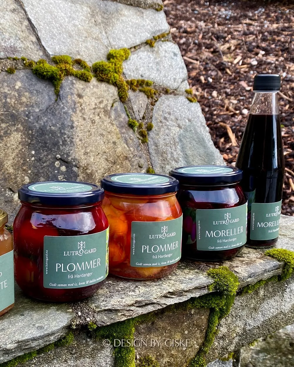 IDENTITET &amp; KONSEPT 📌 
Eg har designa og utvikla ny logo, visuell identitet &amp; eit funksjonelt etikettkonsept for Lutro Gard i Hardanger 📌

N&aring;r eg arbeider med design, identitet og merkevarebygging, s&aring; brukar eg ikkje berre min f