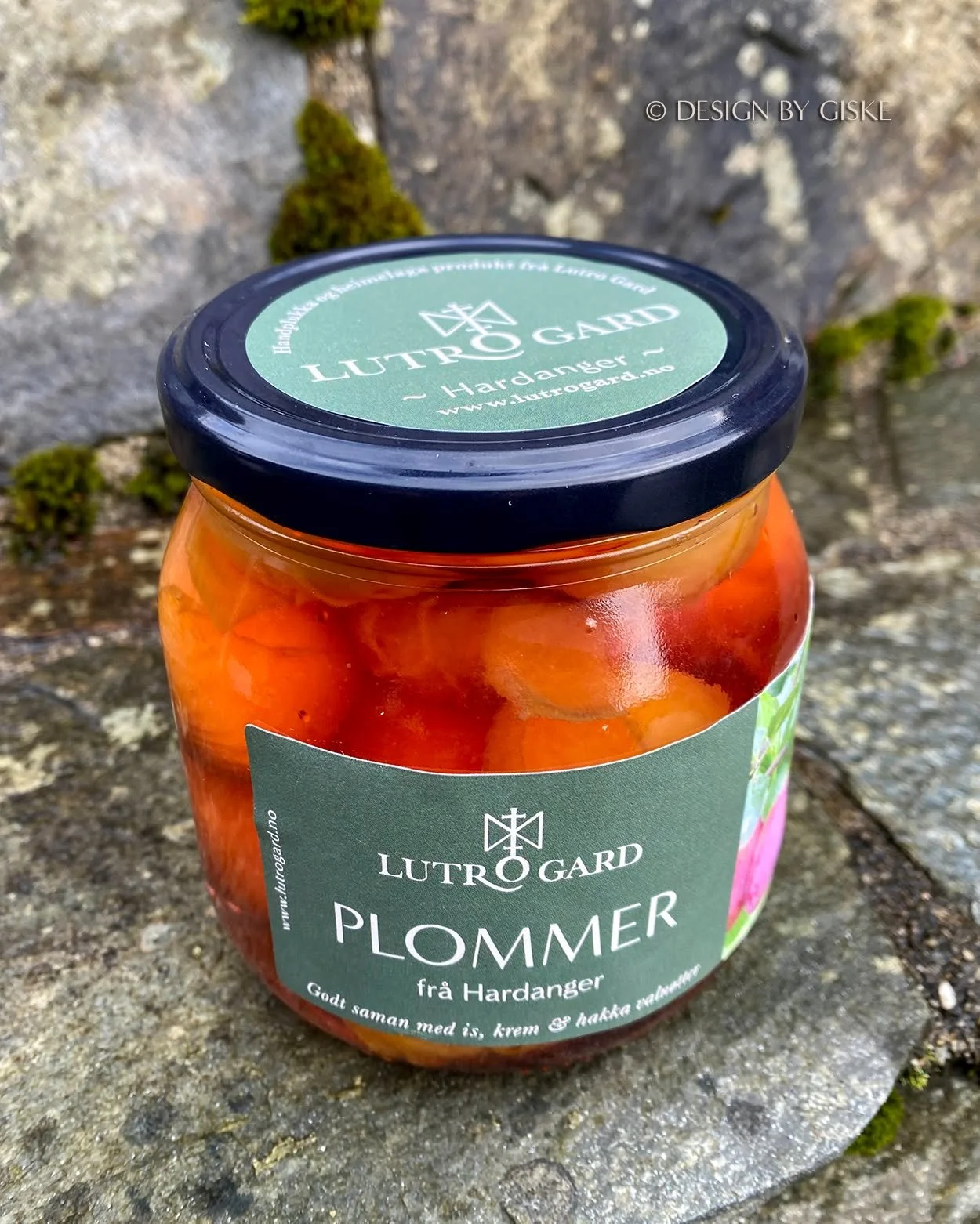 IDENTITET &amp; KONSEPT 📌 
Eg har designa og utvikla ny logo, visuell identitet &amp; eit funksjonelt etikettkonsept for Lutro Gard i Hardanger 📌

N&aring;r eg arbeider med design, identitet og merkevarebygging, s&aring; brukar eg ikkje berre min f