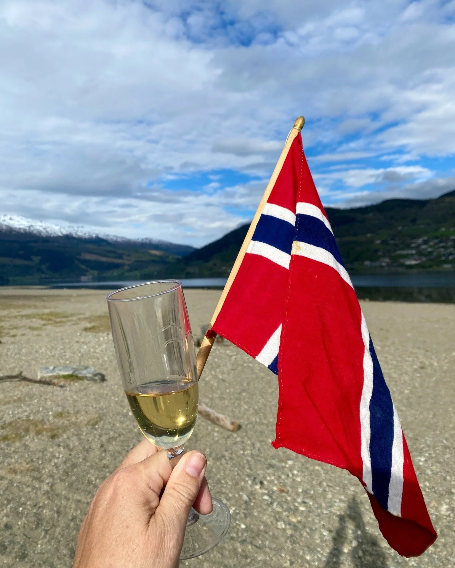 🌿🇳🇴 Tillukka med dagen! 🇳🇴🌿 

Tradisjonen tru: morgontur, prosecco &amp; utefrukost🥂🥰 - f&oslash;r lufting av bunaden 🇳🇴

#17mai #grunnlovsdagen #nasjonaldag  #constitutionday