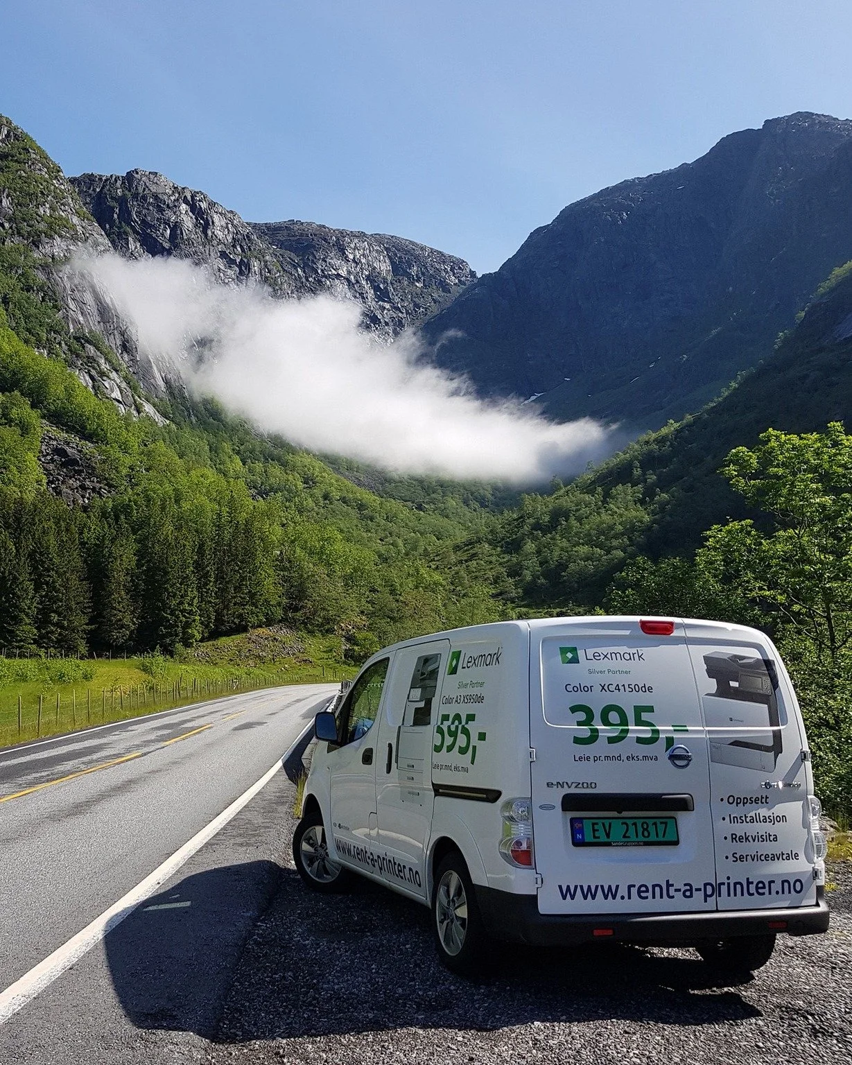Eit lite stykke Norge 🇳🇴 kombinert med reklame p&aring; firmabil.
Bildekor kan vera s&aring; mangt, s&aring; kvifor ikkje bruka litt av flatene til &aring; marknadsf&oslash;ra eit produkt eller ei kampanje? 

Til ei kampanje for PrinterNorge/Rent-a