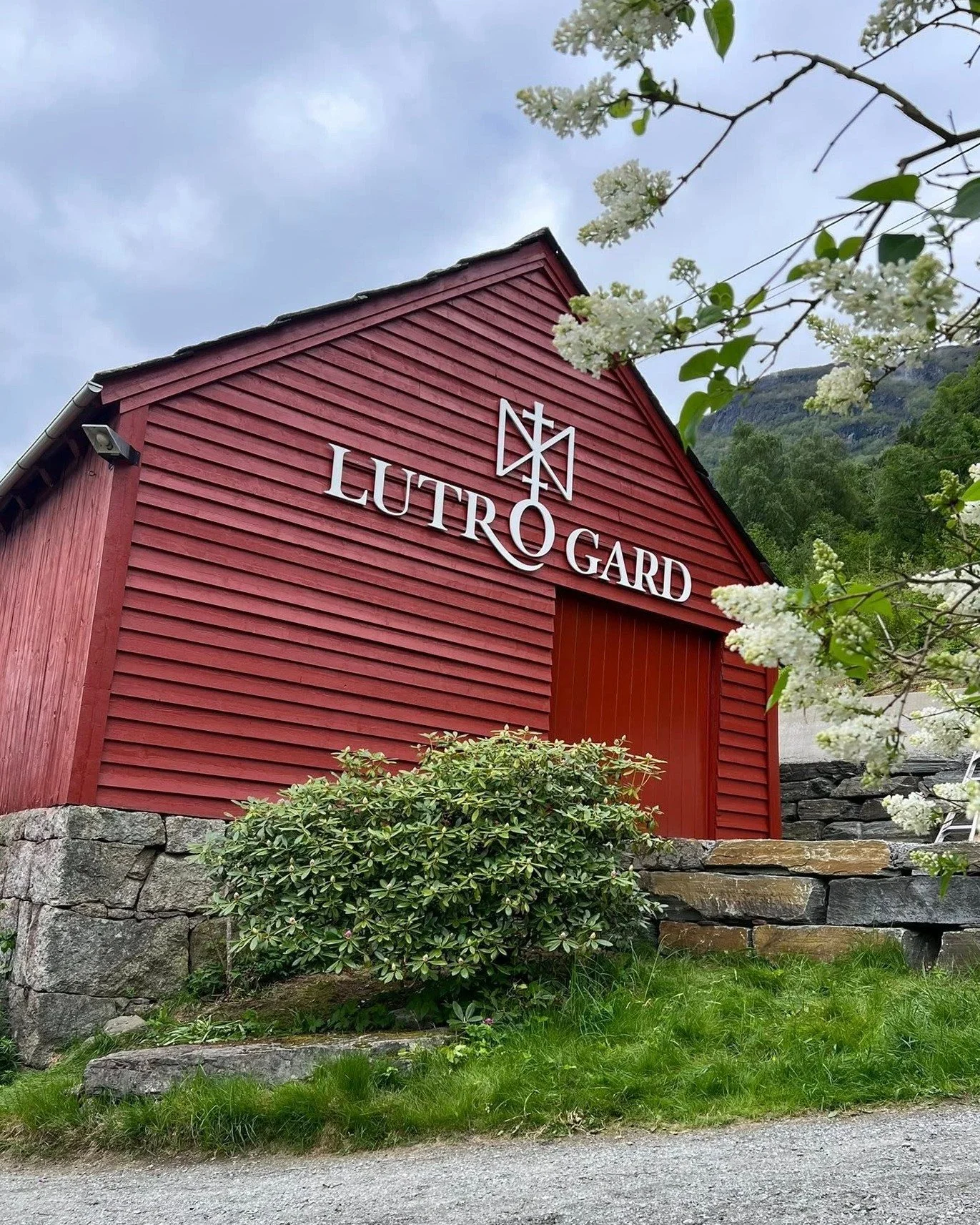 Bumerke som ein del av logoen: 
= historieforteljing, identitet &amp; merkevarebygging📌
 
Hj&aring; Lutro Gard p&aring; Lofthus i Hardanger er no logo kome p&aring; l&aring;veveggen. Samstundes framst&aring; produkta deira i ein sams stil med konsep