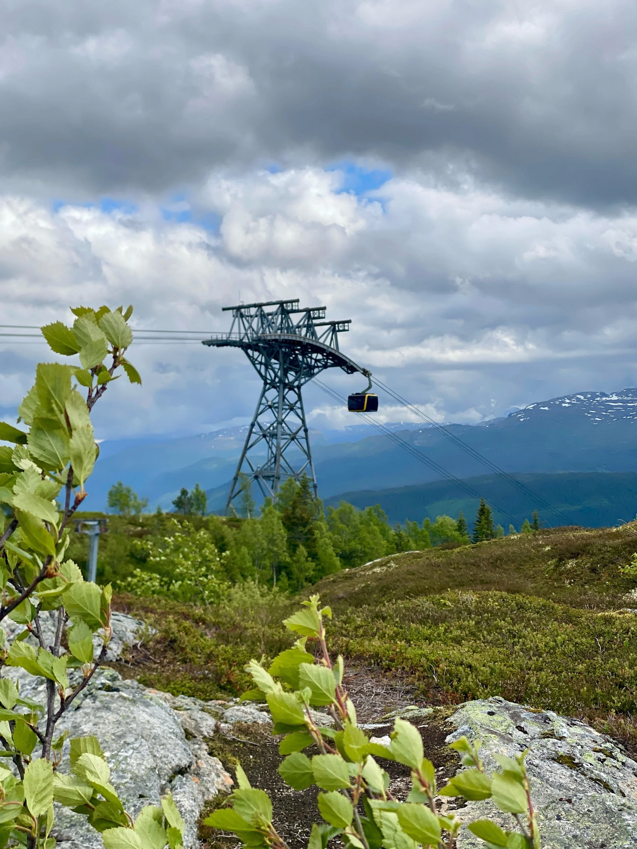 Sundagsturen vart &egrave;in kortreist fjelltur p&aring; Hangoren 😊

#utp&aring;tur #liveterbestute❤️ 
#fjelltur #hiking #voss