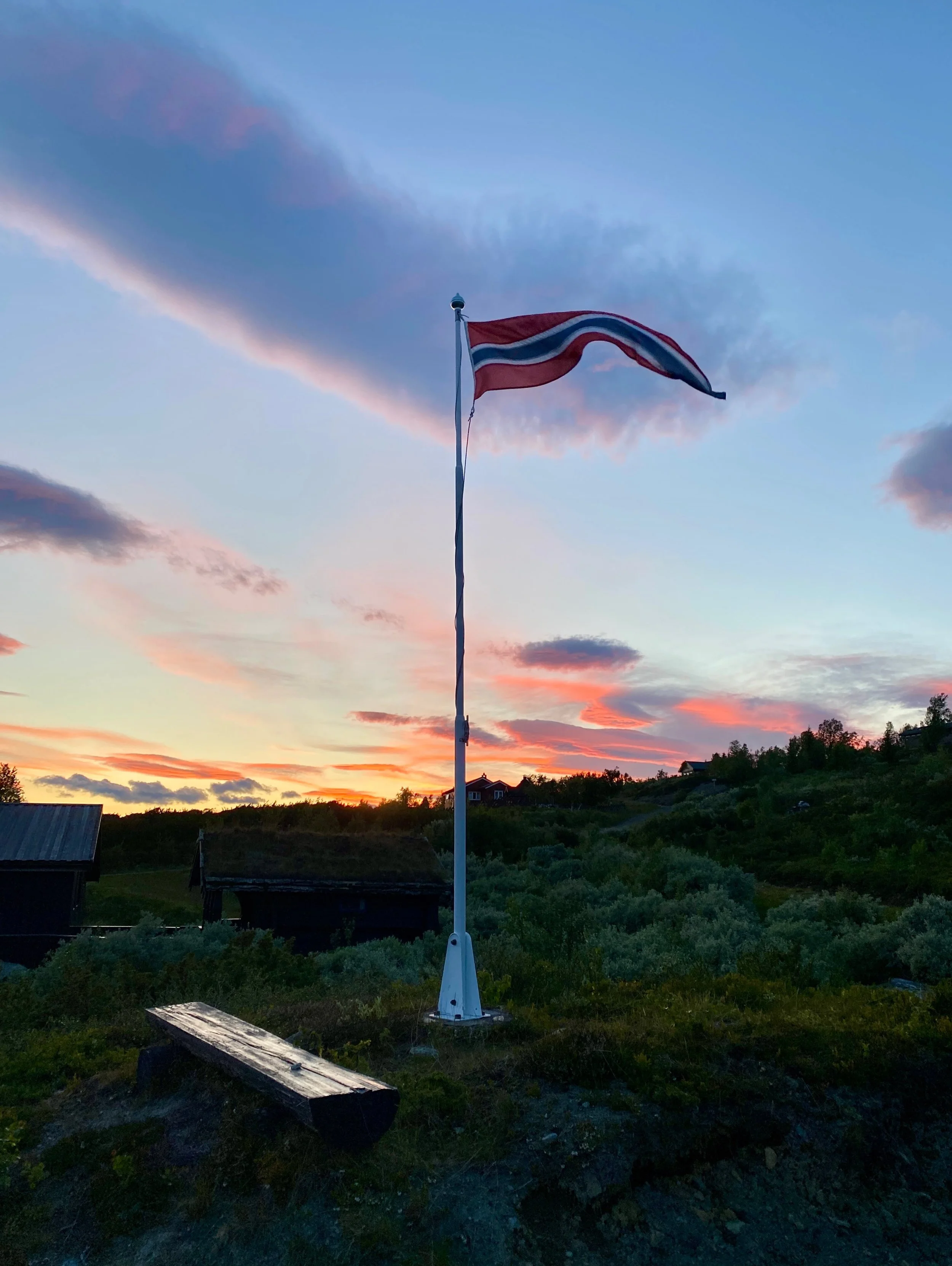 S y n d i n ❤️
Gode dagar p&aring; fjellet der hyttefornyinga e kome eit hakk lenger. 50 &aring;r gamle Knertbu har no f&aring;tt p&aring; plass nytt kj&oslash;kken.🙌😊

#sommerfjellet #syndin #hyttelivet #sommerkvelder #mountainlove