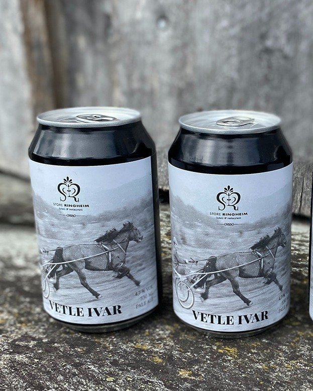 🍻 VETLE IVAR &Oslash;L 🍻 

I 2024 bytte bryggeriet fr&aring; flasker til boks. &Oslash;letiketten fekk d&aring; eit nytt design som var ei vidareutforming av det eg designa tilbake i 2021. No i 2026 var det ynskje om b&aring;de pantemerke og strekk