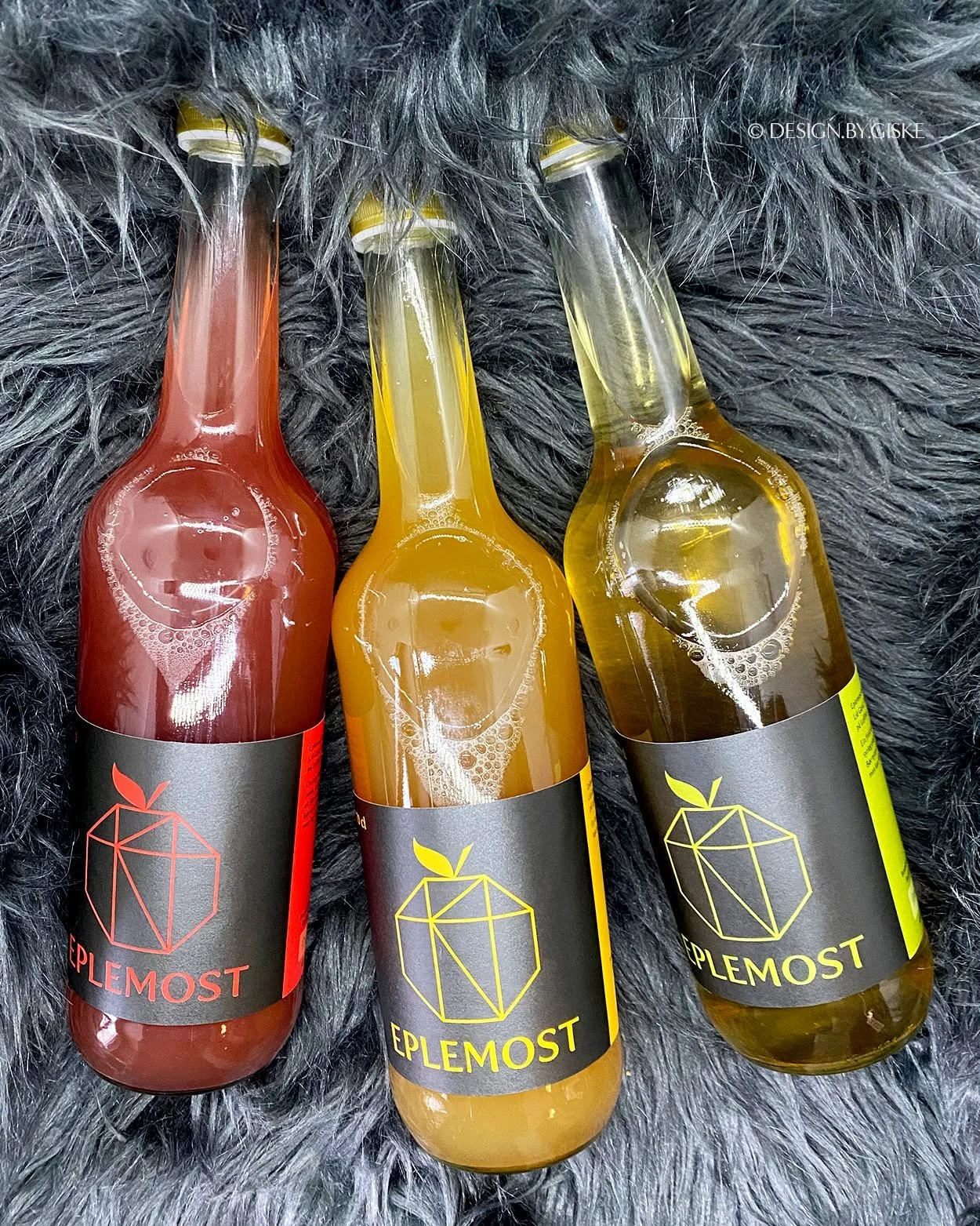 BRANDING 🍎 eplemost &amp; sider, 
Li&eacute; Gard, Lofthus i Hardanger. 

Samarbeidet starta med utvikling av logo, visuell identitet &amp; eit etikett konsept for produkta deira hausten 2022. Etikett konseptet med storleikar, fargar og skilje mello