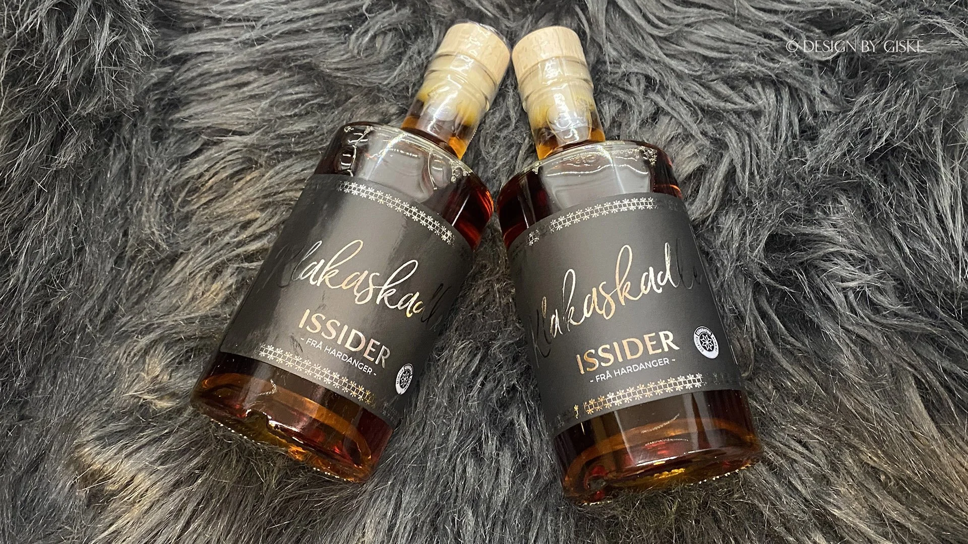 "Klakaskadle" ny issider frå Lié Gard i Lofthus i Hardanger // Etikettdesign, etikett konsept, etiketter, eplesier, labels, applecider / © Design by Giske 2025
