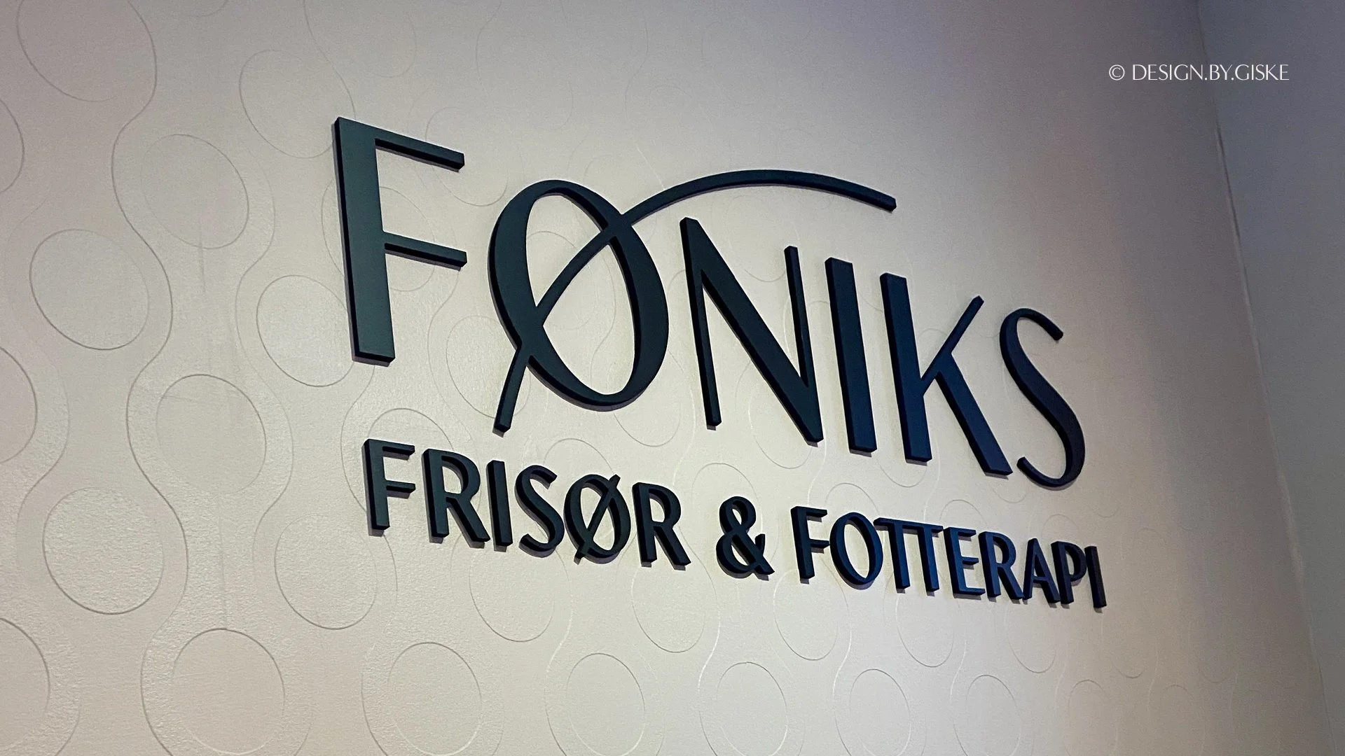 Logo - visuell identitet - skilting - pvc skilt- resepsjon - profilering // FØNIKS frisør & fotterapi, Voss // © Design by Giske - januar 2026