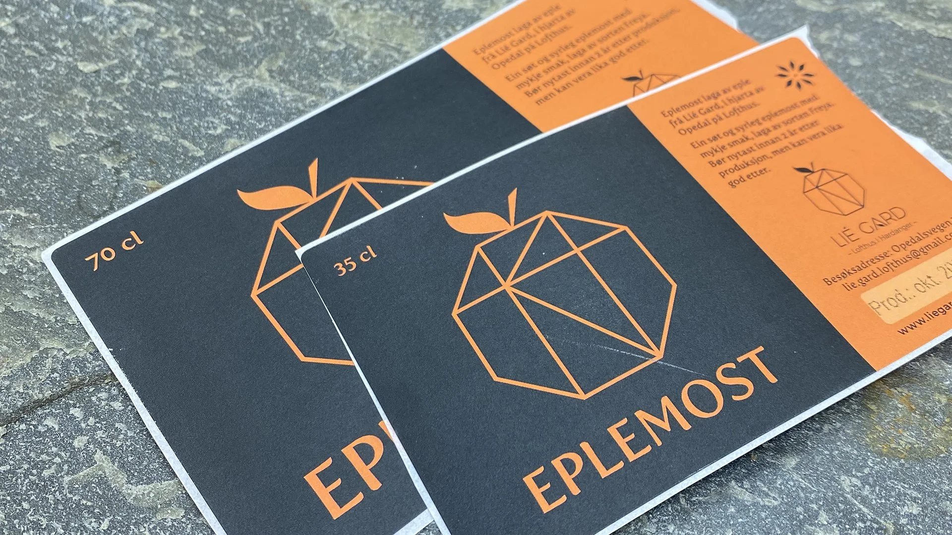 Etiketter til ny variant av eplemost, Freya, 2025 // Eplemost, eplesaft, eplejuice, etikett konsept, design, etiketter, labels, apple juice - Lié Gard, Lofthus i Hardanger // © Design by Giske 