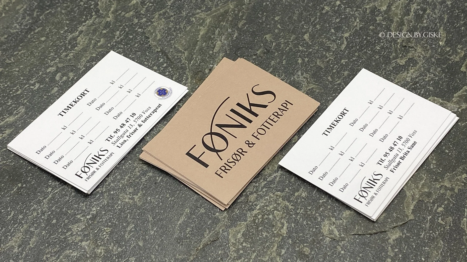 Logo - visuell identitet - trykksaker - profilering - gavekort - timekort // FØNIKS frisør & fotterapi, Voss // © Design by Giske - januar 2026