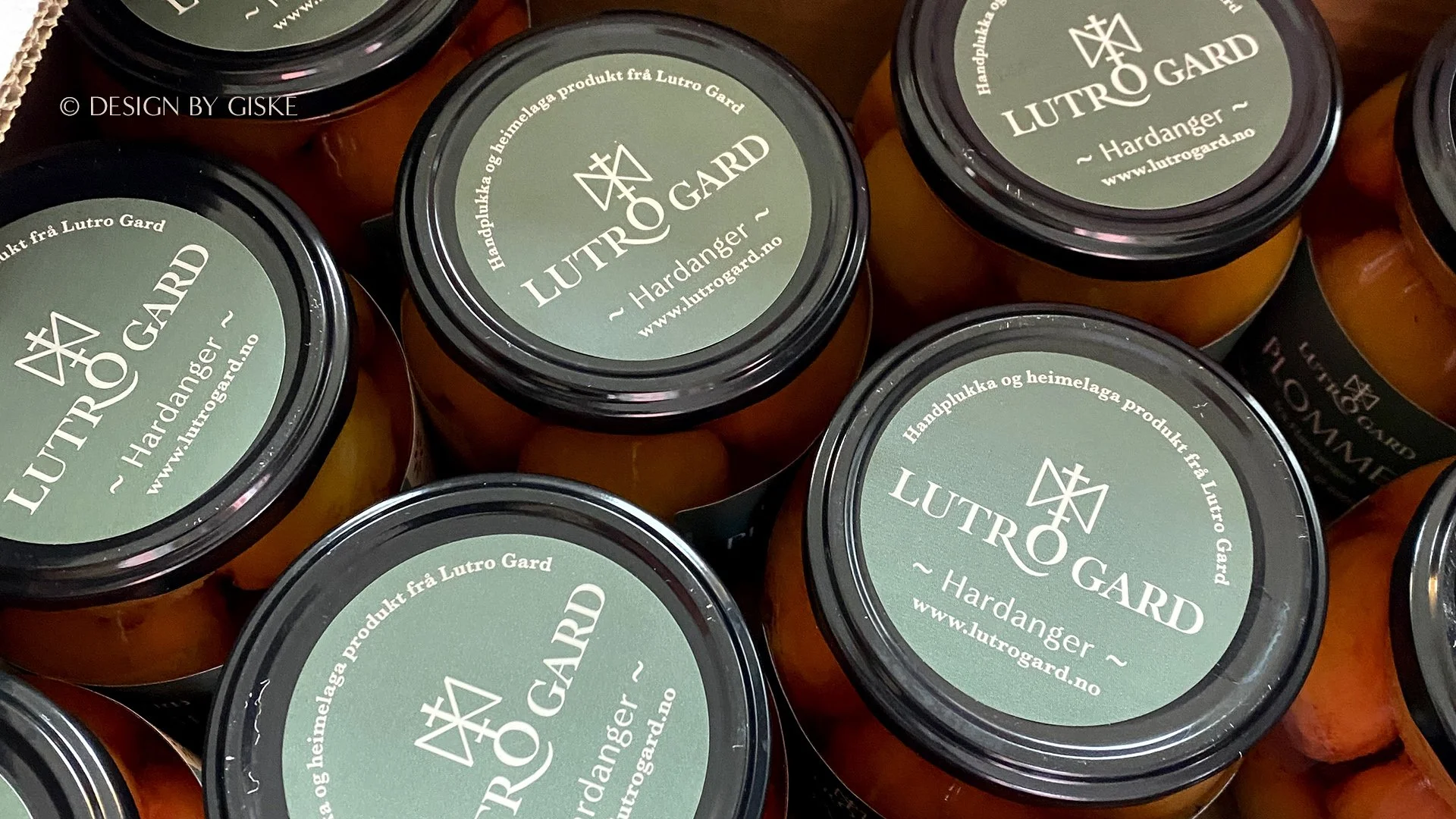 Utvikling av etikett konsept for Lutro Gard på Lofthus i Hardanger // Logo - identitet - merkevarebygging - etikettdesign - etiketter - frukt - hermetisk frukt // © Design by Giske 2025