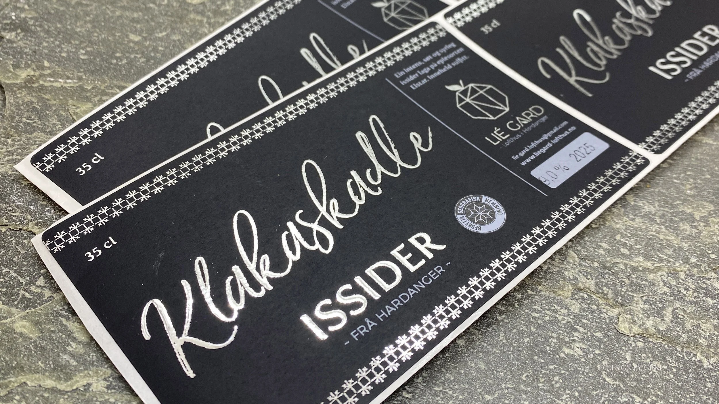 Etiketter til ny issider fra Lié Gard, Lofthus i Hardanger // etikett konsept, design, sider, apple cider // © Design by Giske 2025