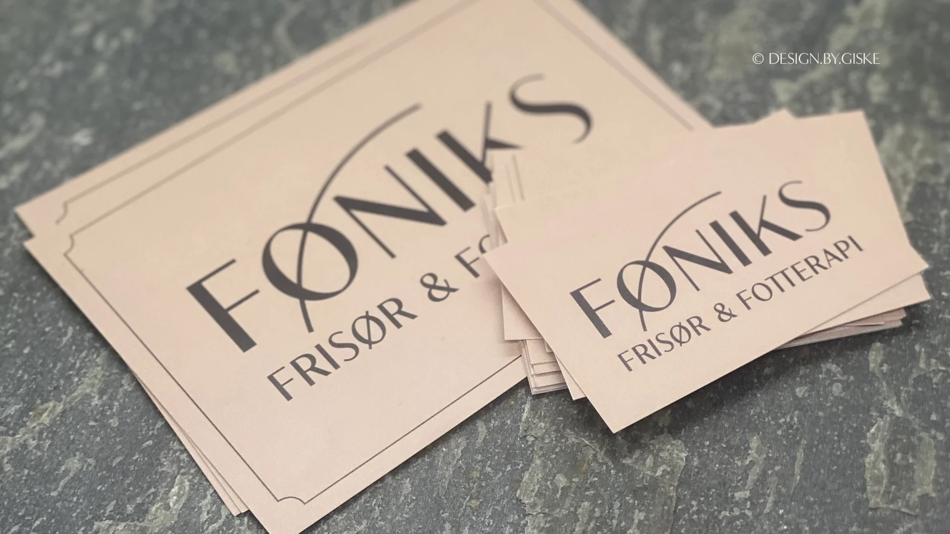 Logodesign - visuell identitet - trykksaker - profilering // FØNIKS frisør & fotterapi, Voss // © Design by Giske - januar 2026