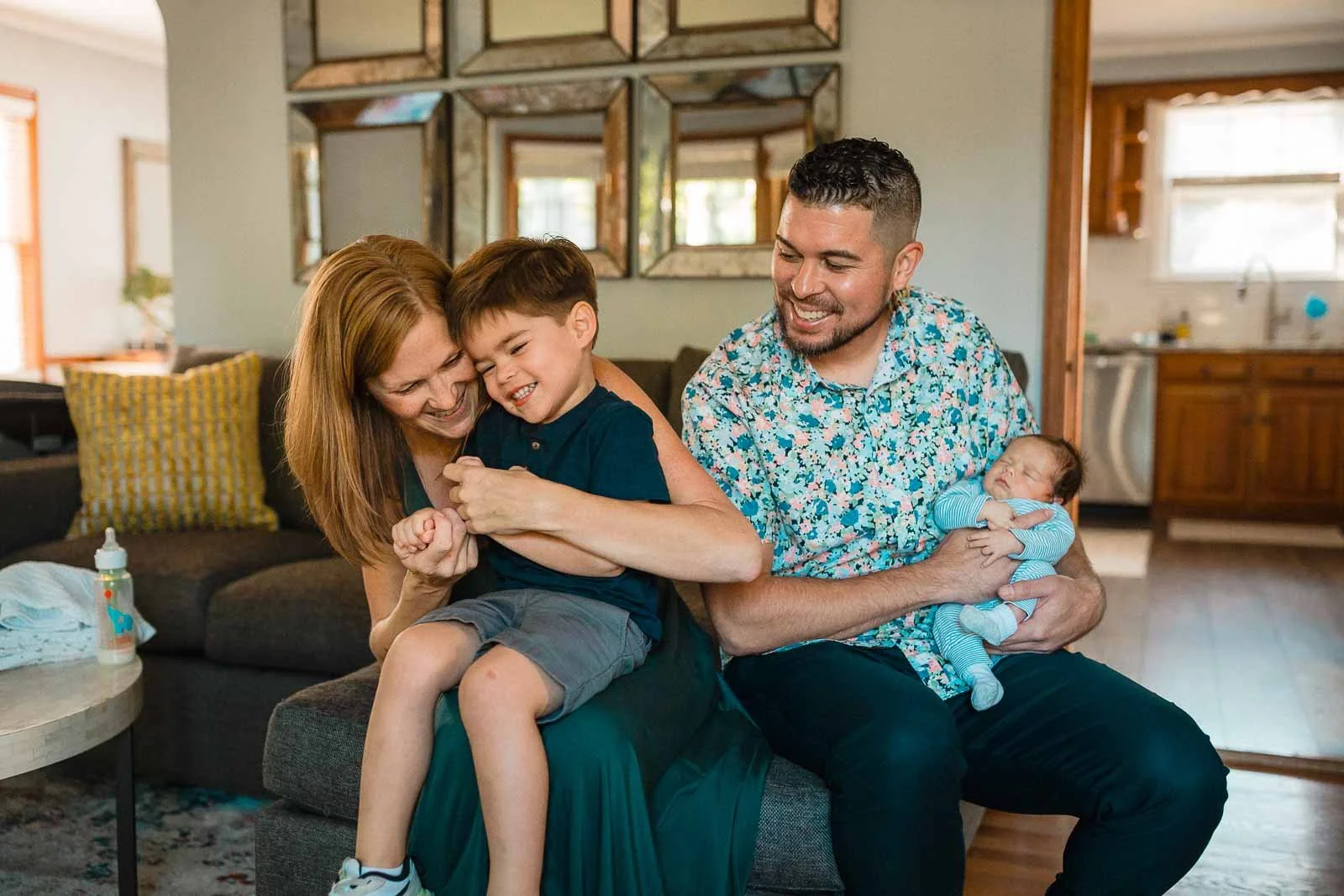 parents at home snuggling their newborn baby and toddler newborn photographer in columbus ohio