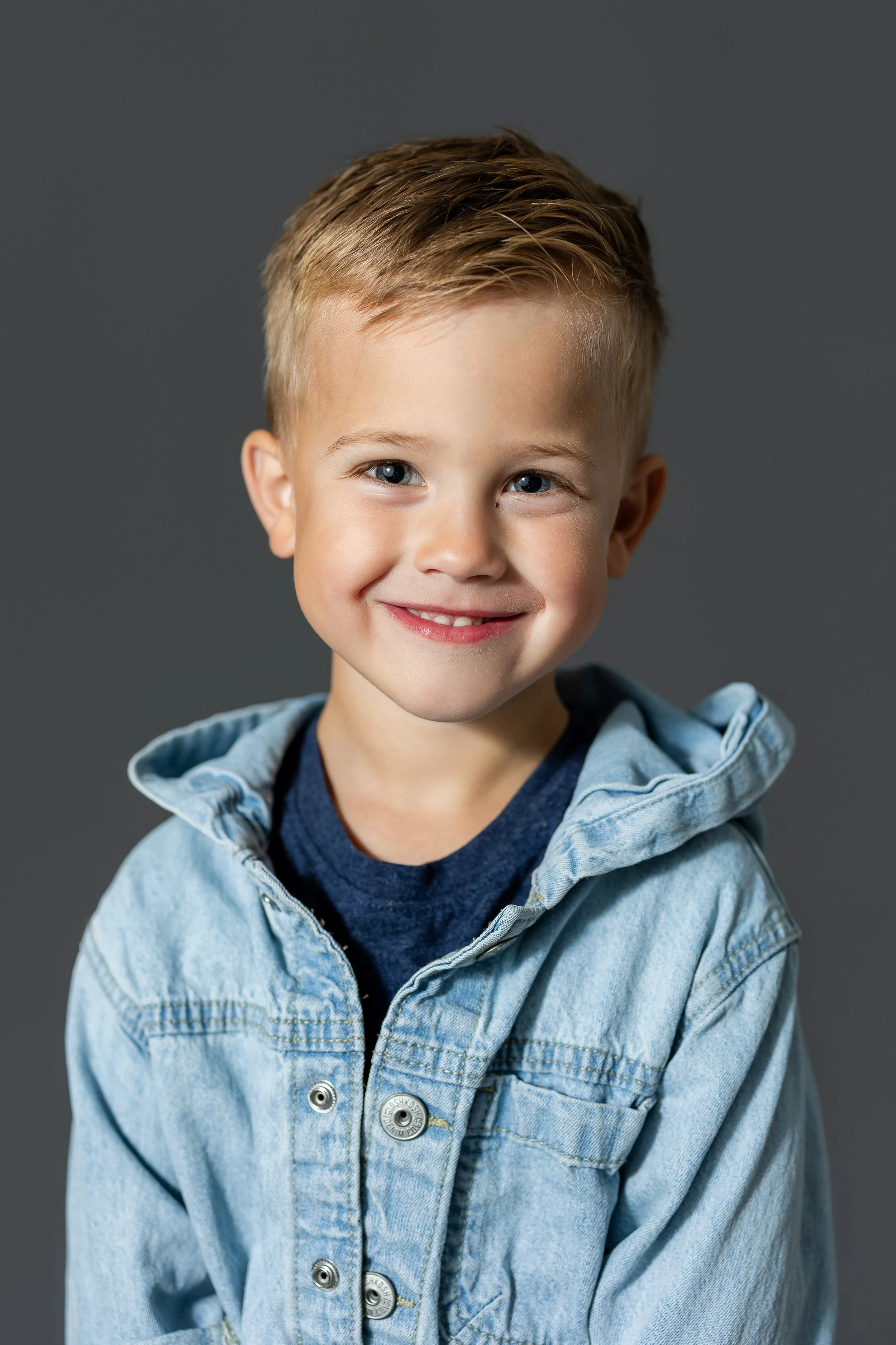 School Photographers in Columbus, Ohio, little girl with red hair smiling