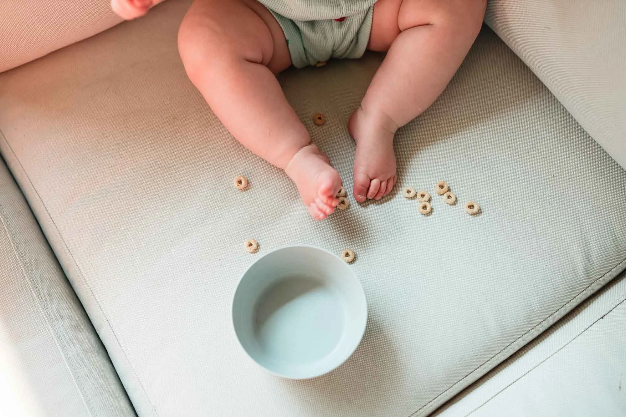 columbus family photographers childs feet near cereal